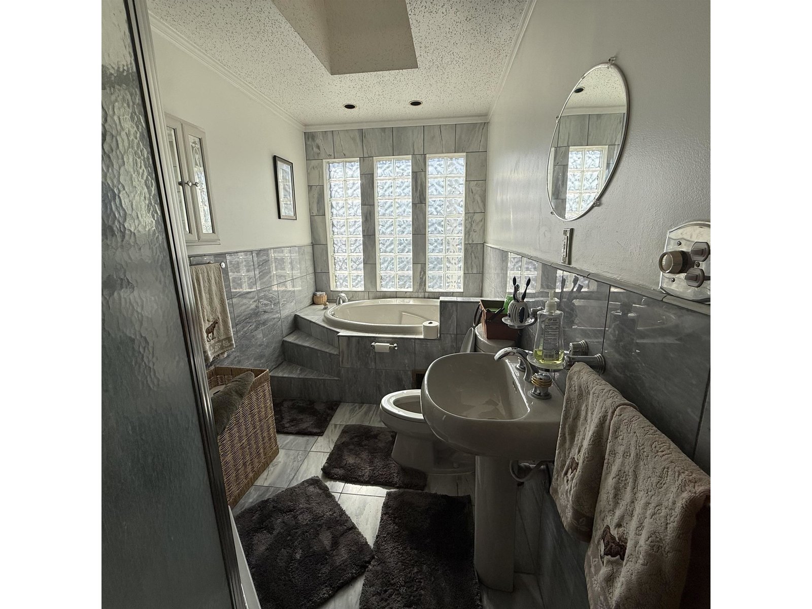 1st Fl Bath with Jacuzzi Tub & Shower