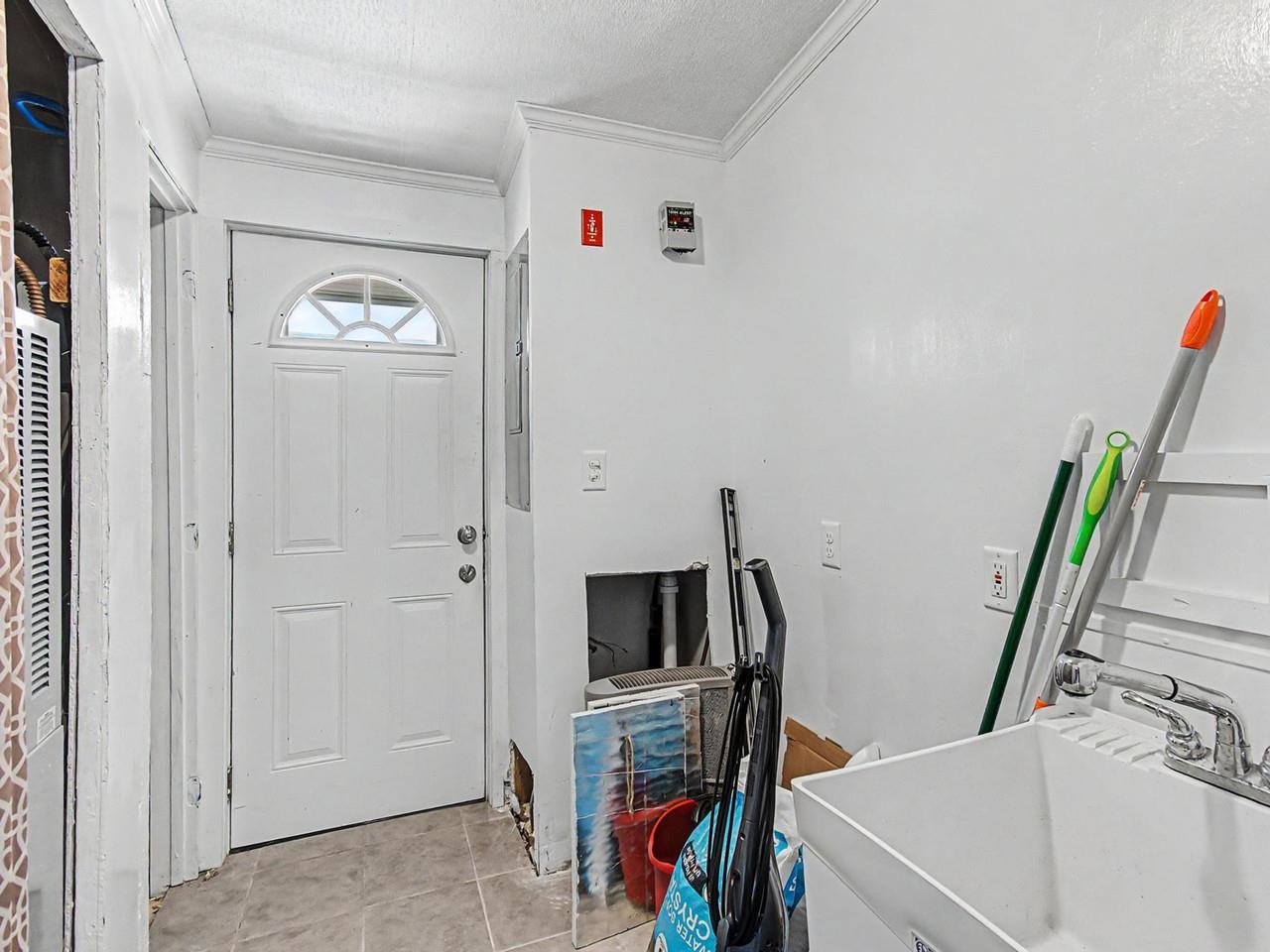Utility room w/ laundry sink