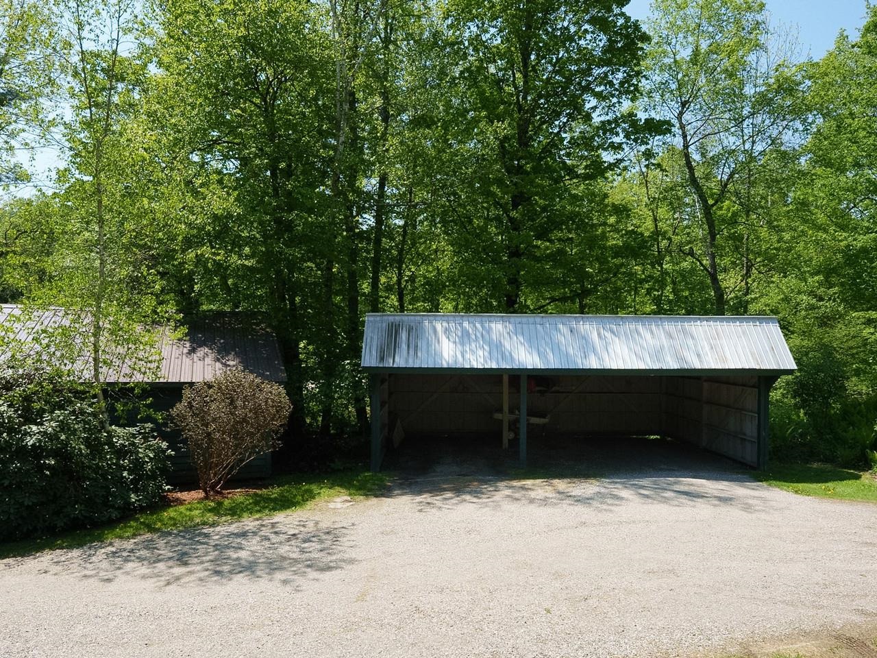1376 Wes White Hill
