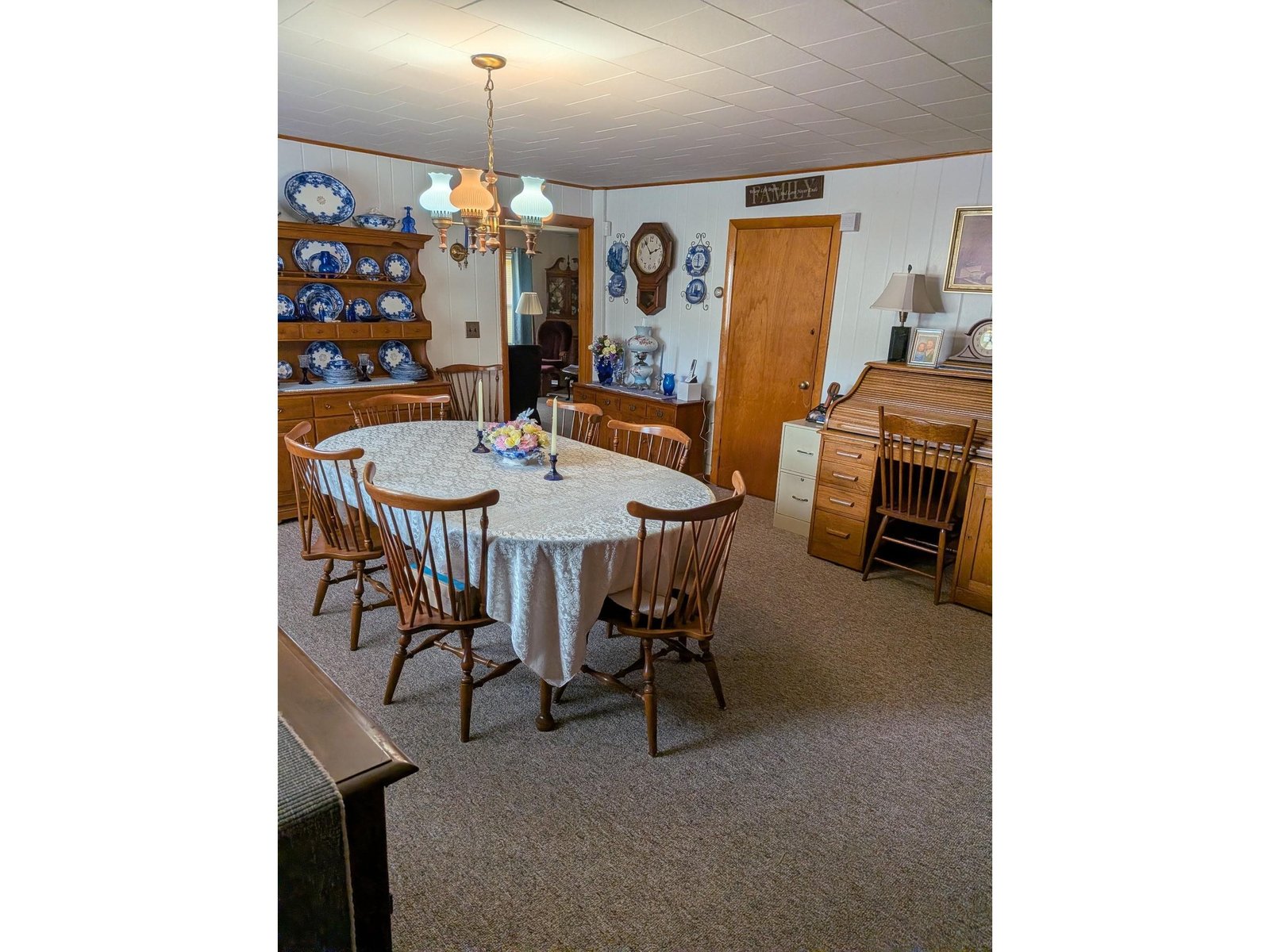 Large formal dining room off the kitchen