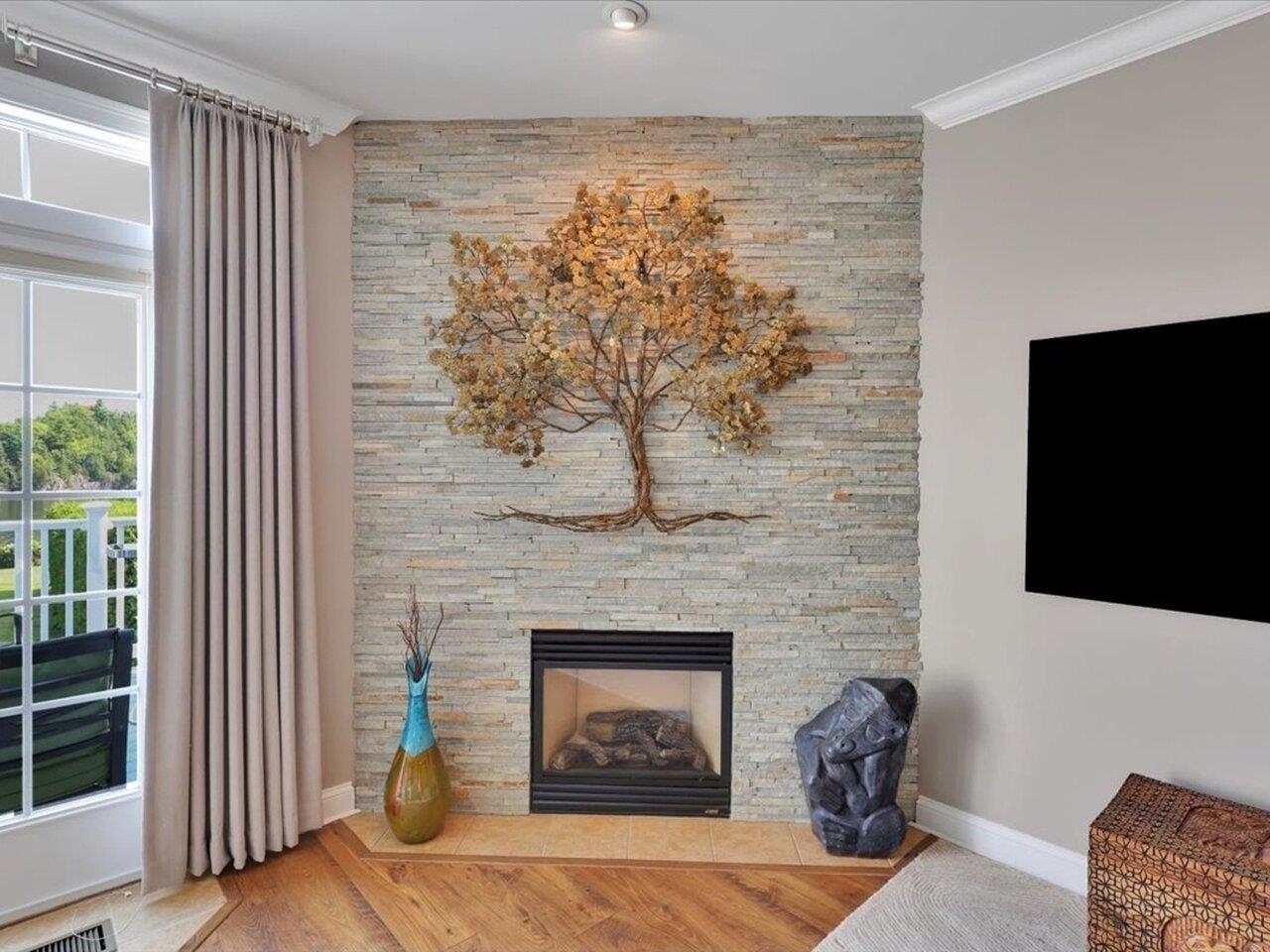 Spacious living/dining area