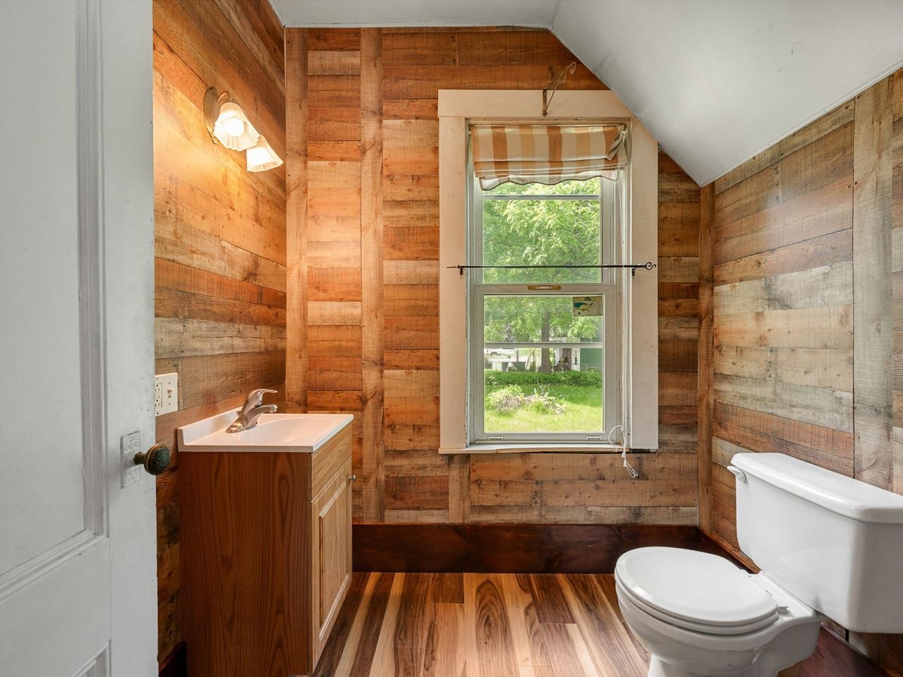 1st floor 1/2 bath