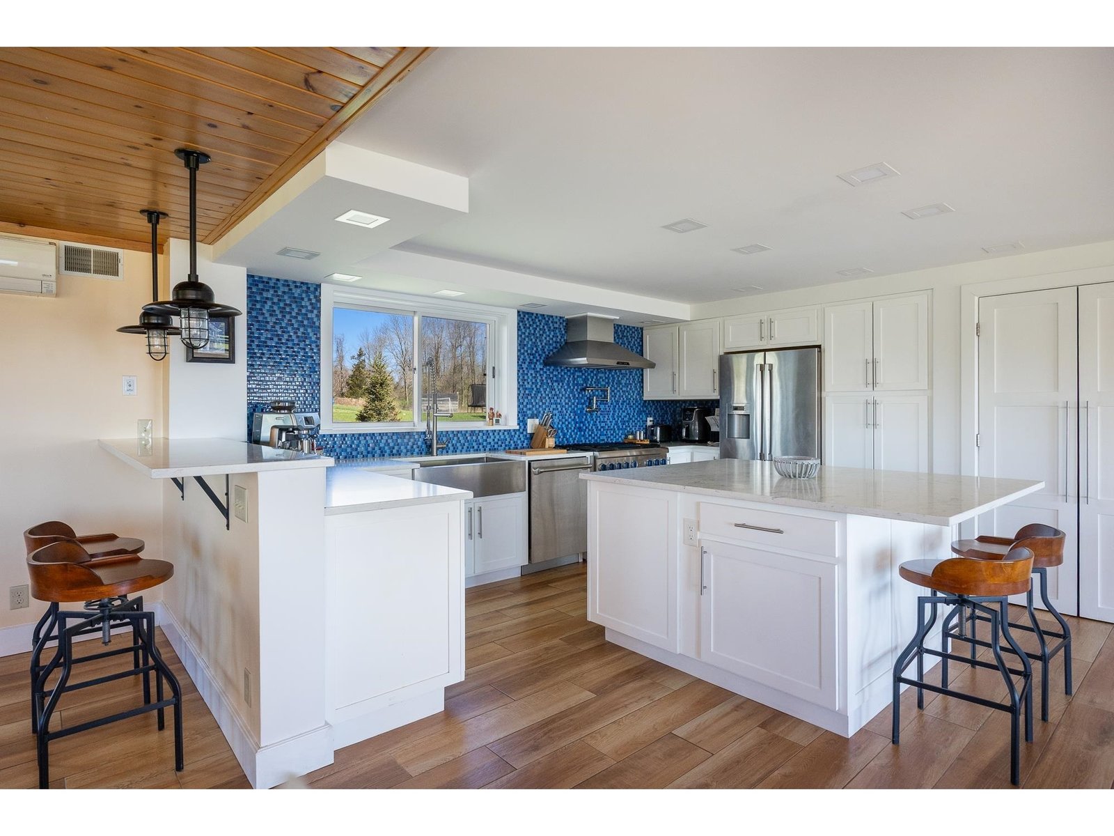 6' quartz island with additional seating at peninsula