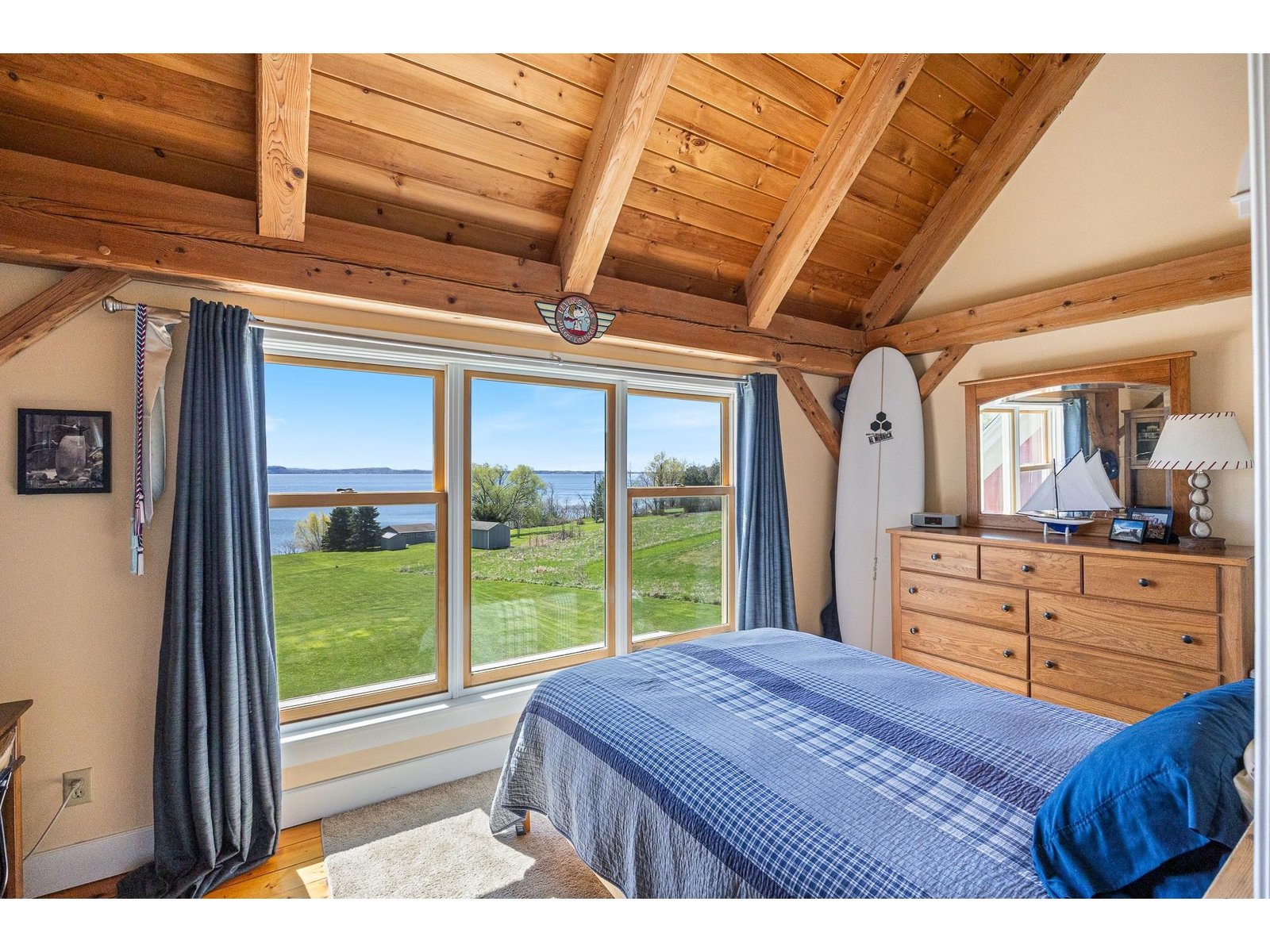 Second bedroom overlooking the lake