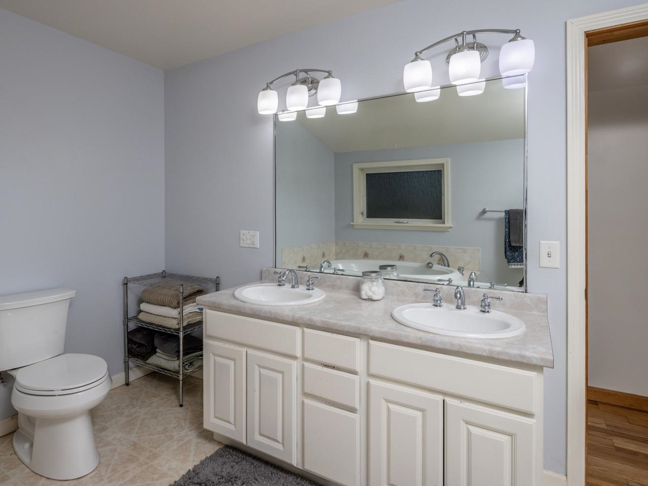 5-piece bath upstairs