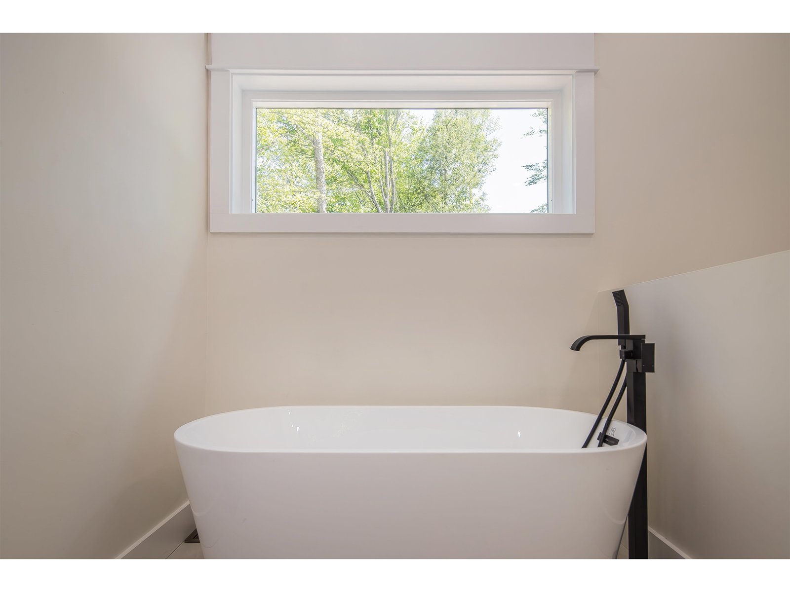 large en-suite bath with walk in closet