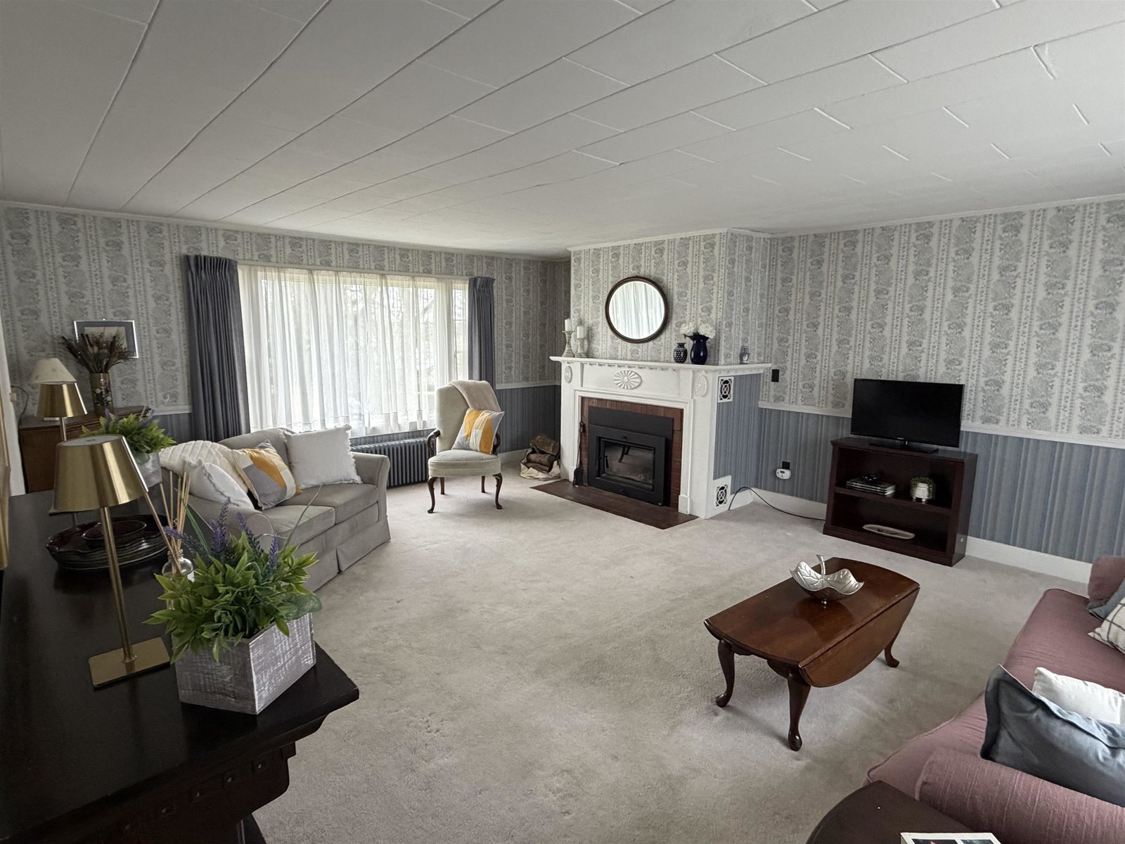 Living room w/fire place