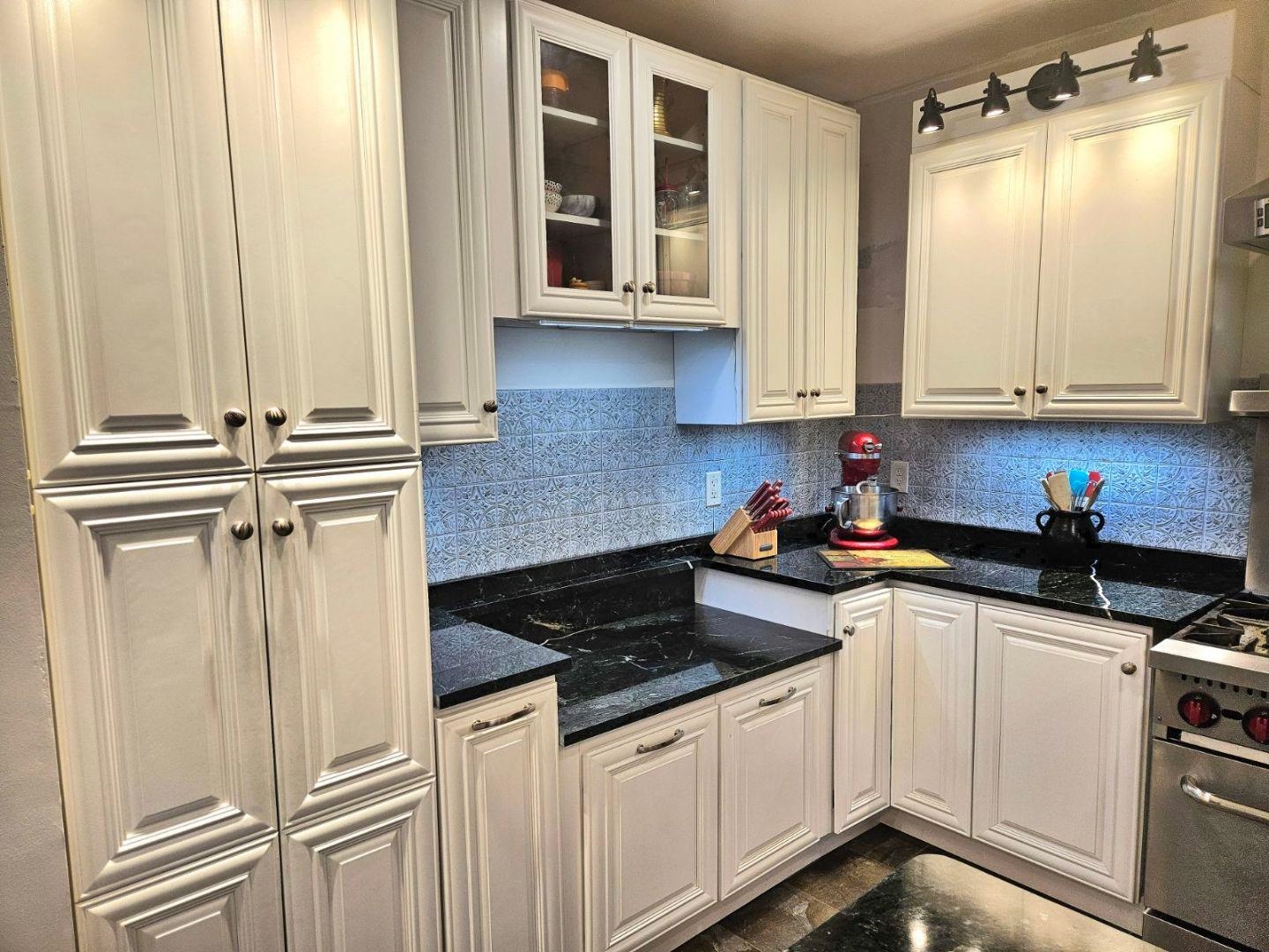 1407 Whittier Hill