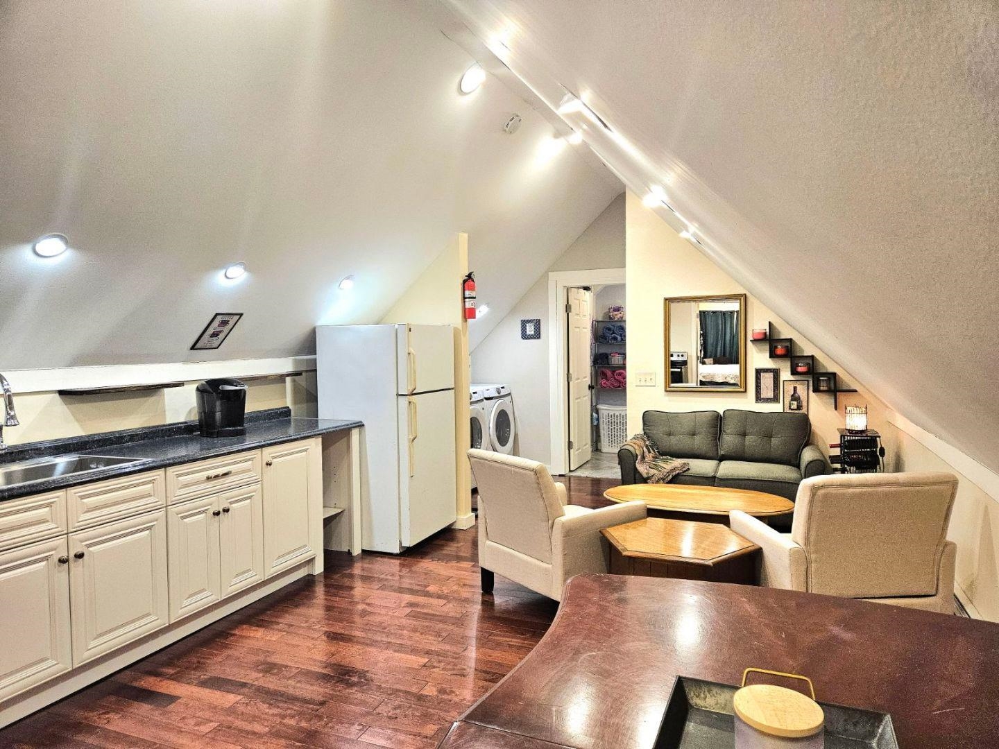1407 Whittier Hill