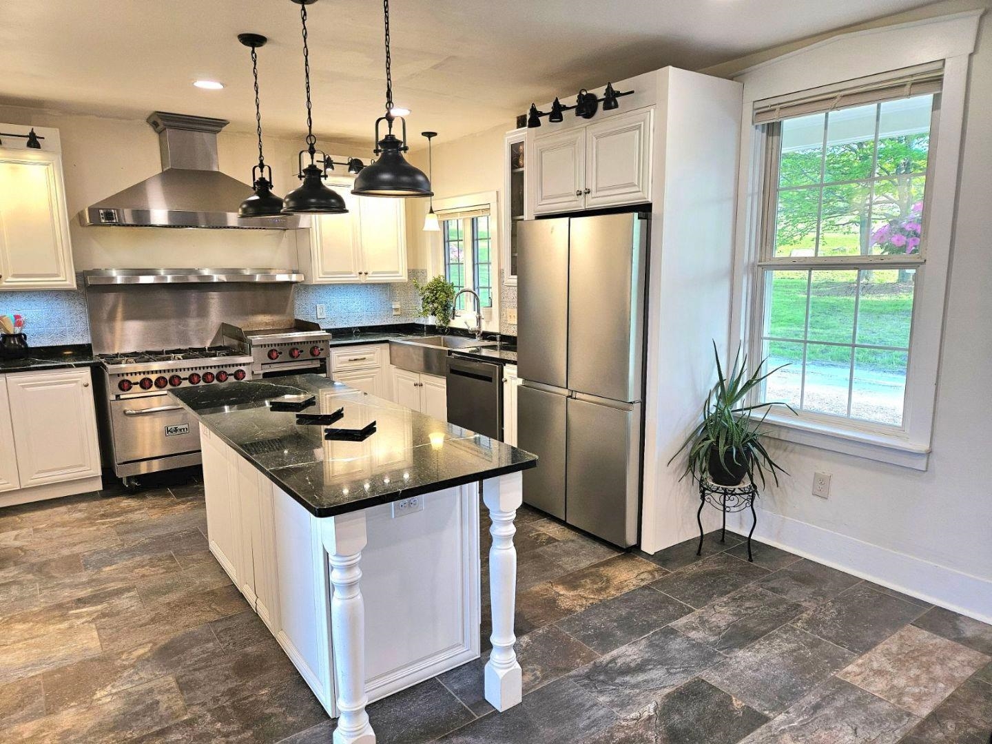 1407 Whittier Hill