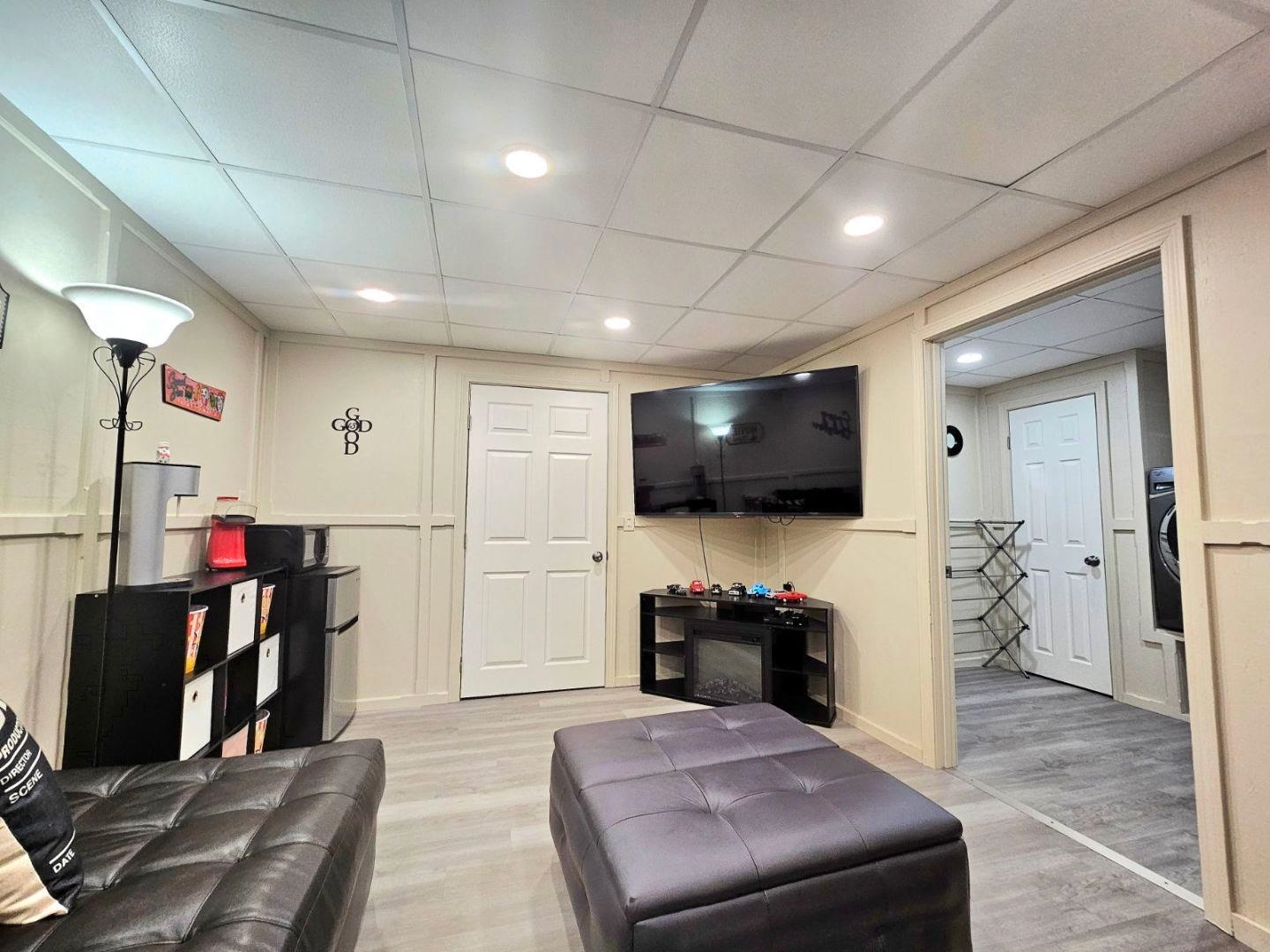 1407 Whittier Hill