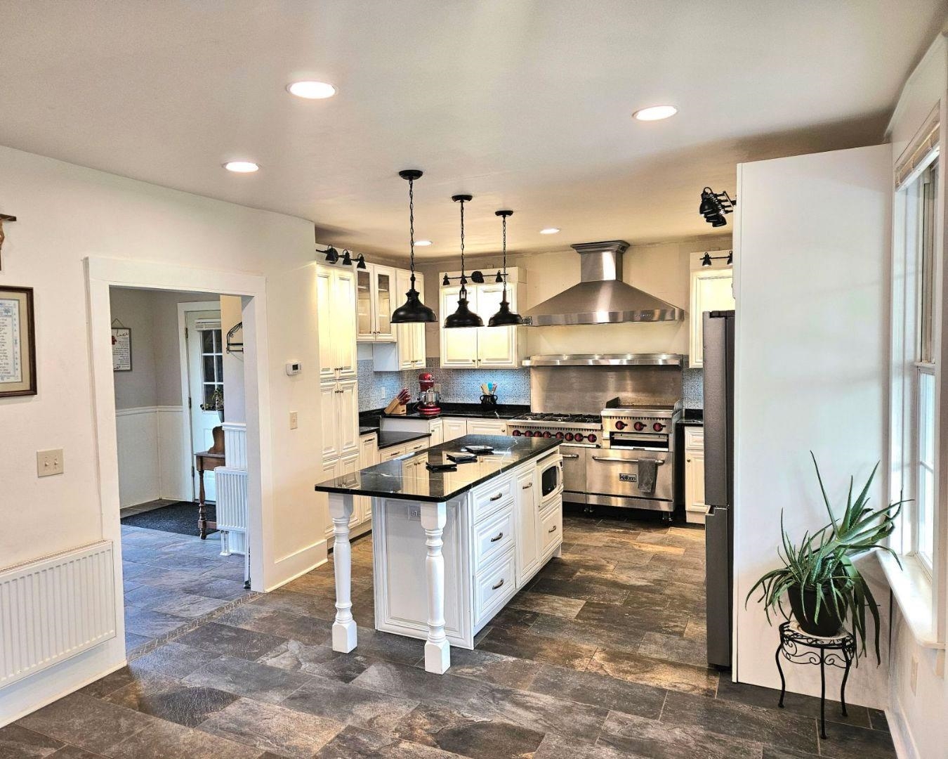 1407 Whittier Hill