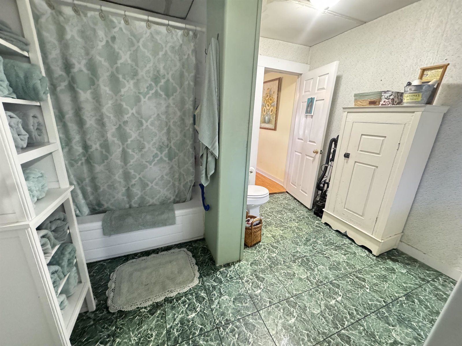 1st floor Bath