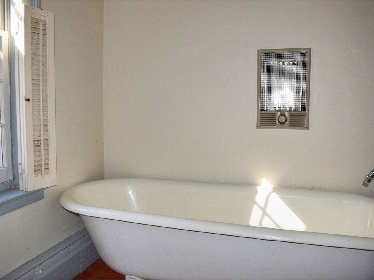 Clawfoot tub