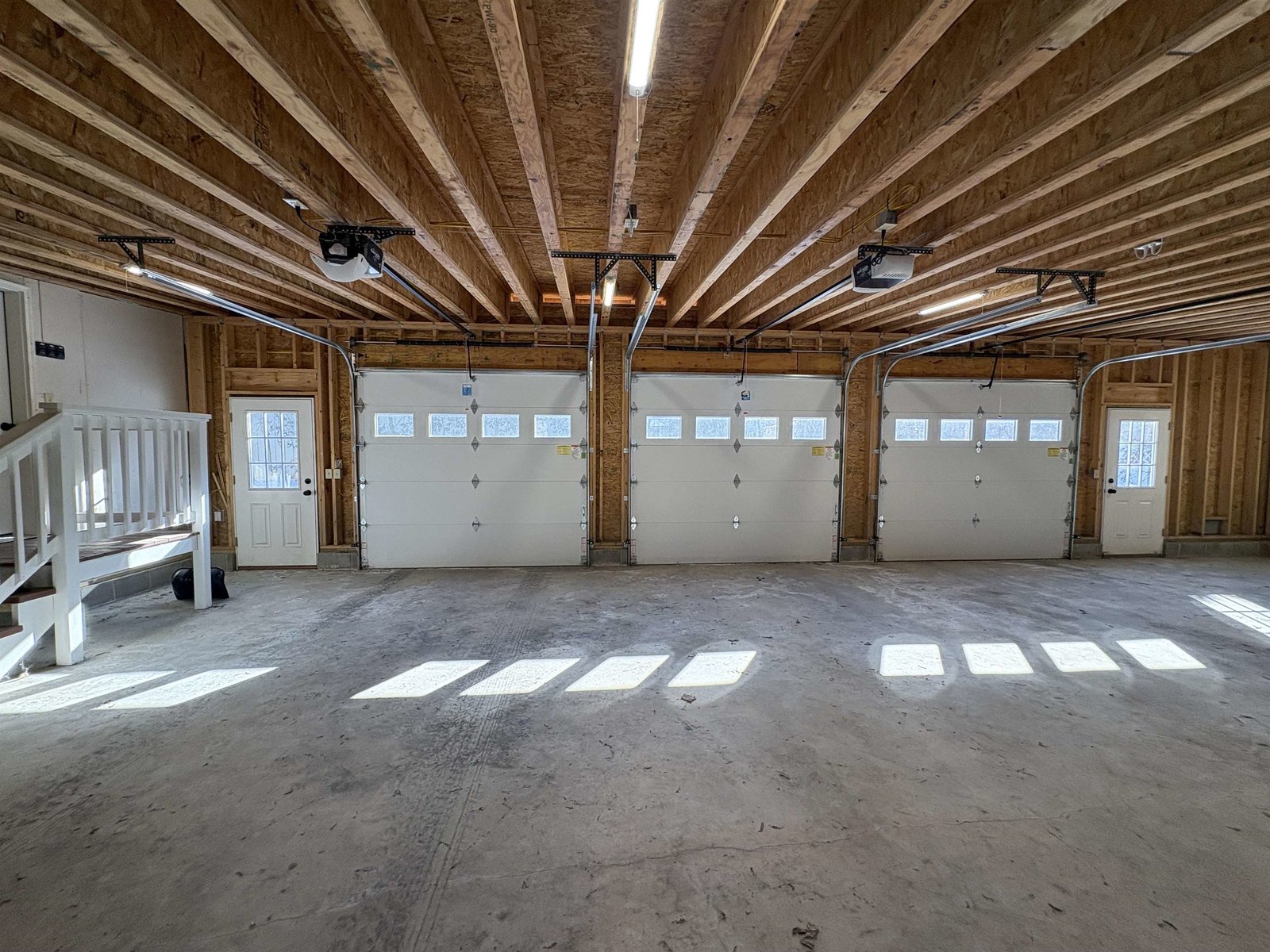 Spacious 3 Bay Garage