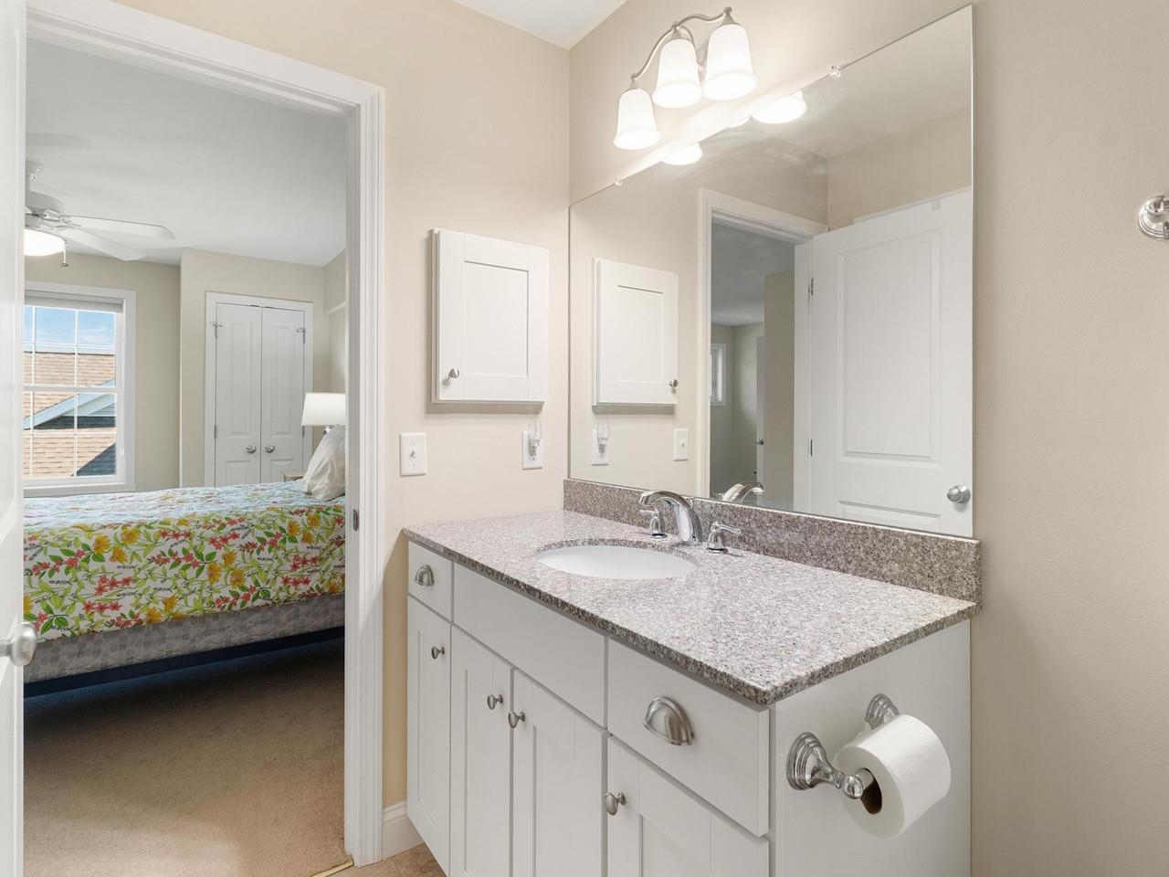2nd floor full bathroom