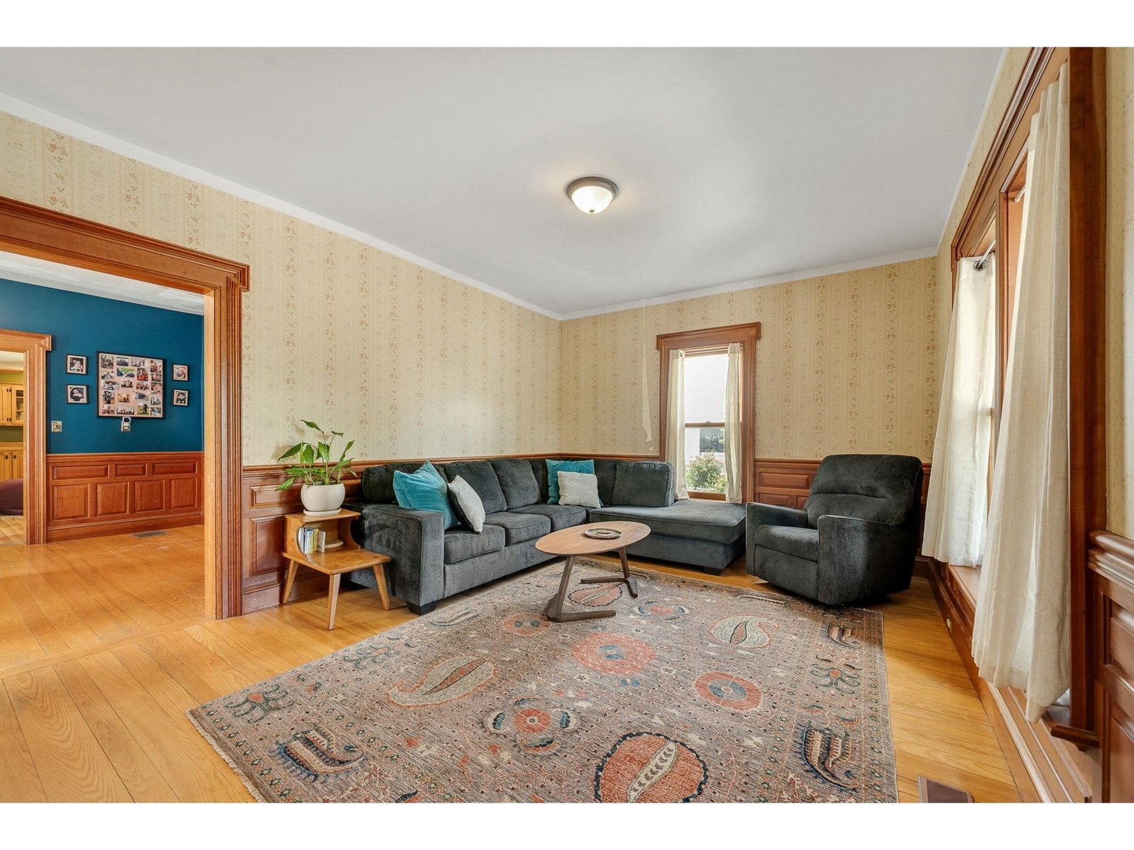 Bright and spacious living room