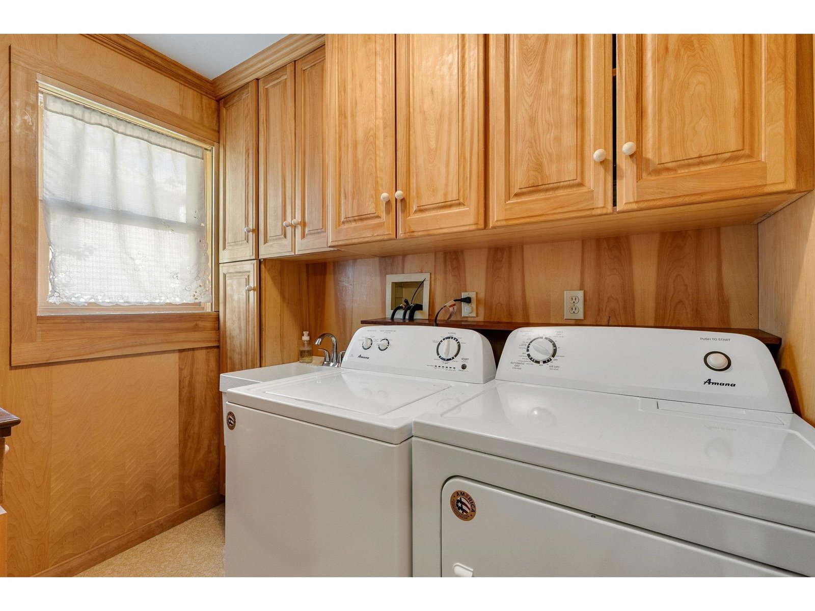 Separate laundry room with slop sink (1st floor)