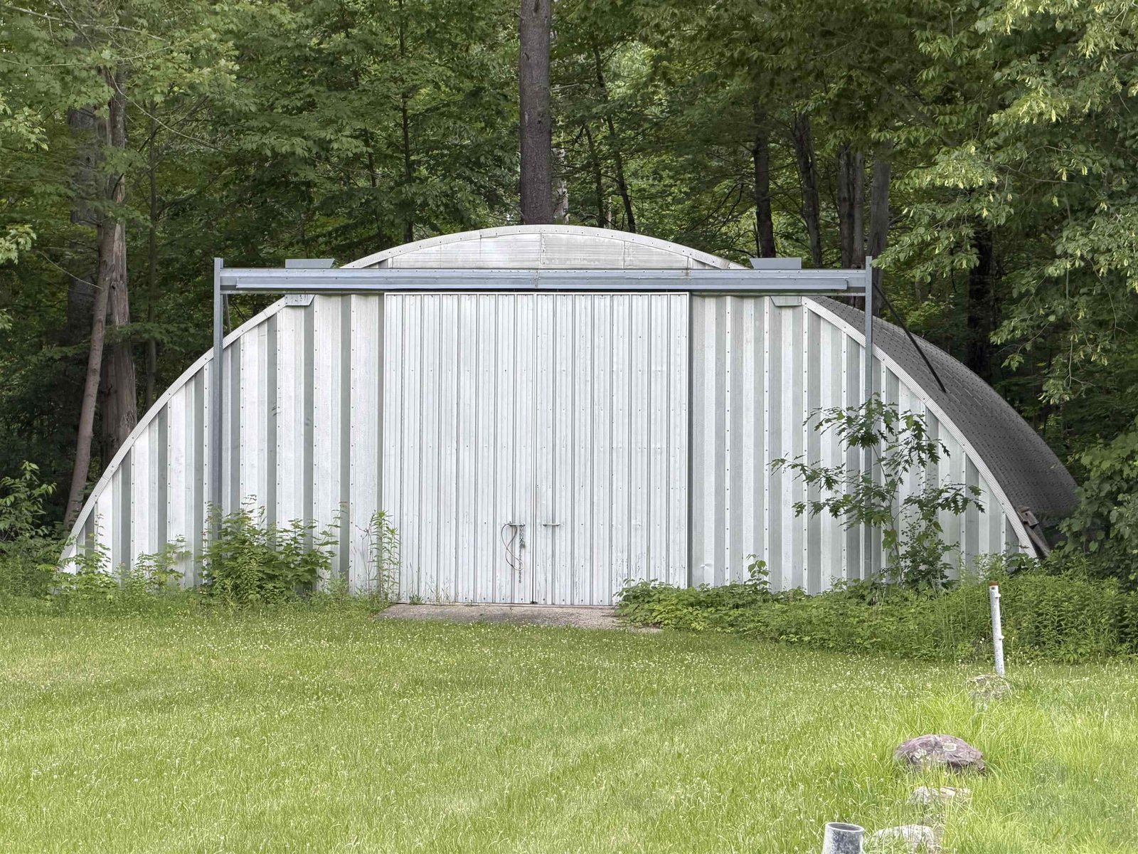 Quonset hut w/electricity