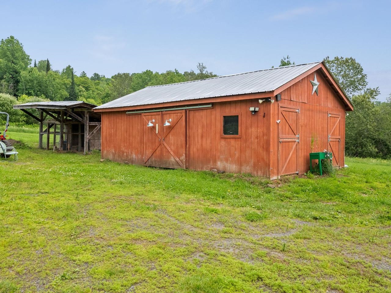 2-stall barn w/ power & water