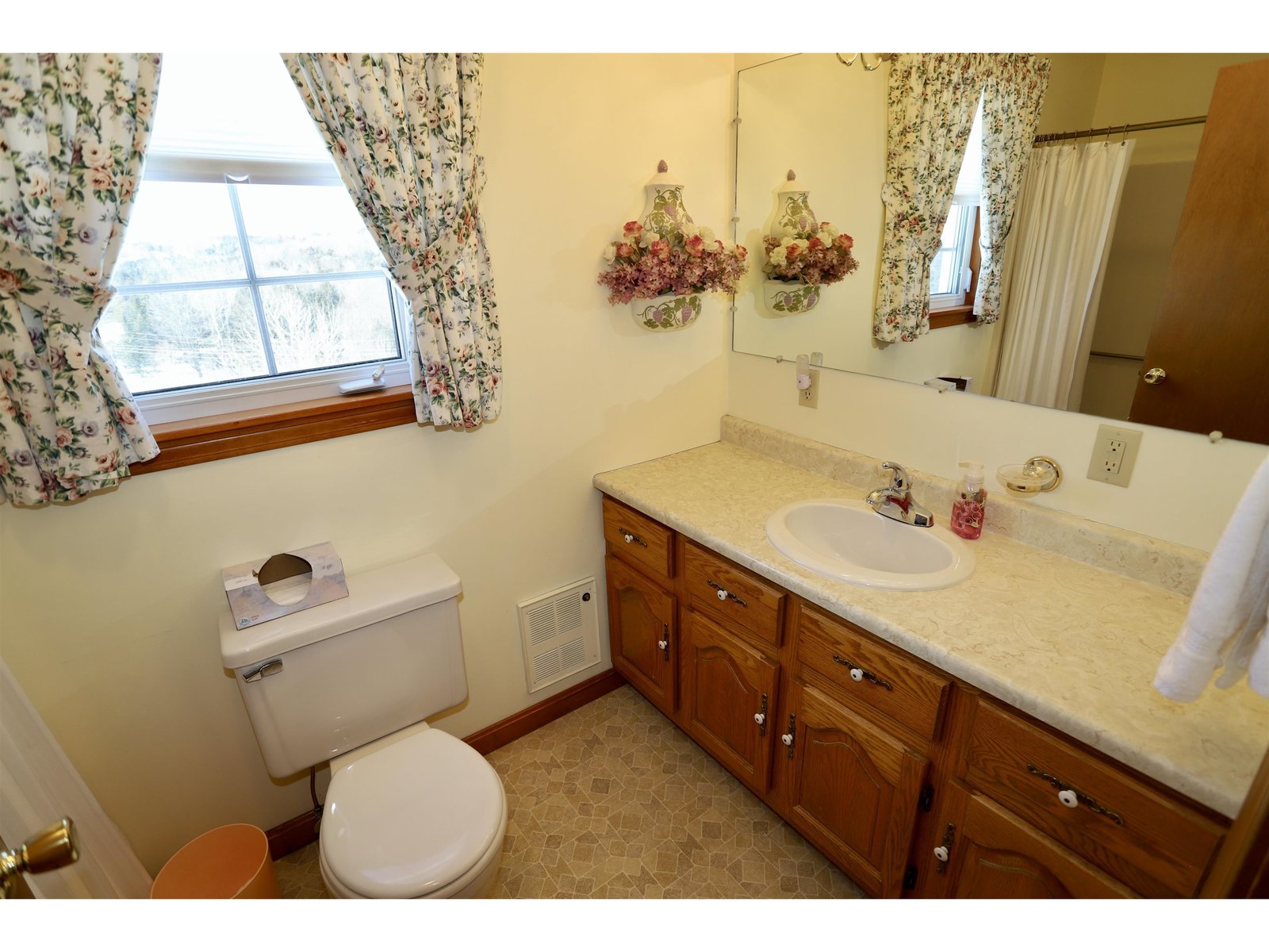 2nd Floor Full Bathroom