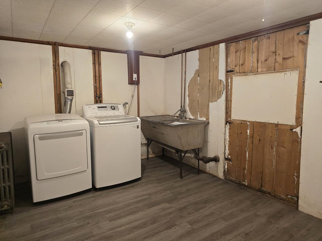 Laundry w/Vinyl Floors & Sink