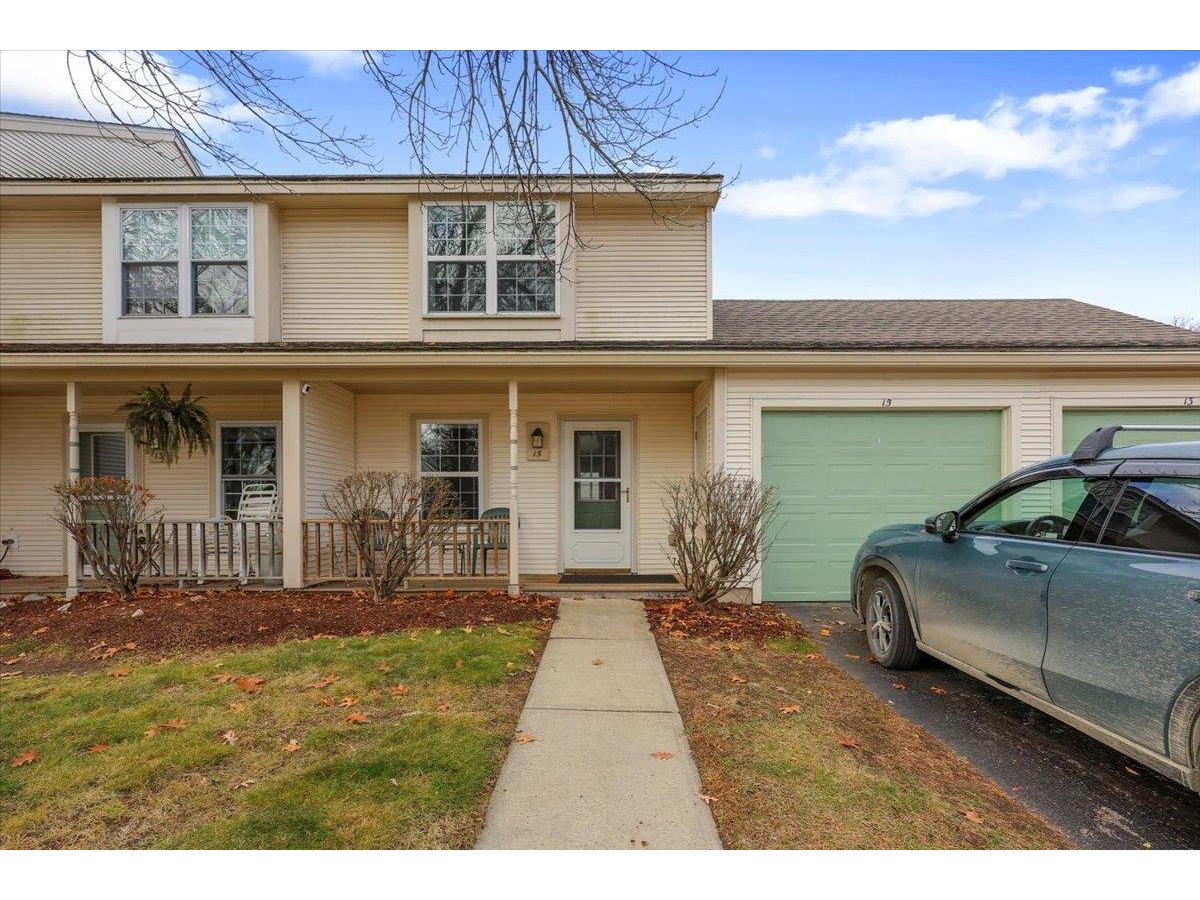 15 Borestone Lane, Burlington