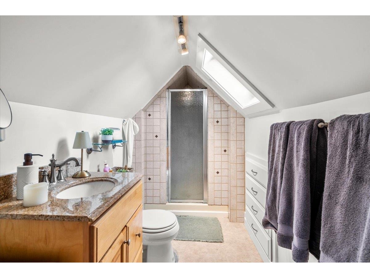 3rd floor 3/4 bathroom