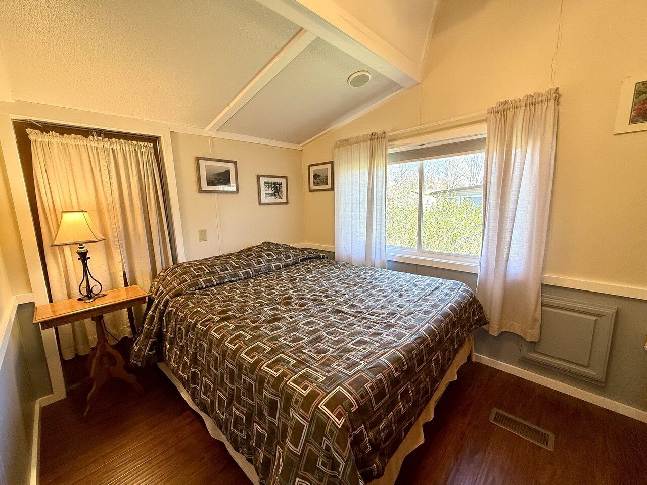 Bedroom w/ queen bed
