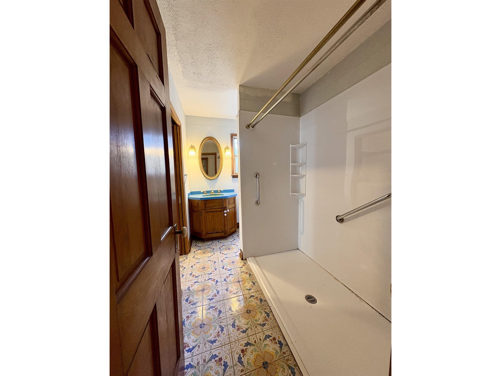 Primary Bathroom, 1st Floor