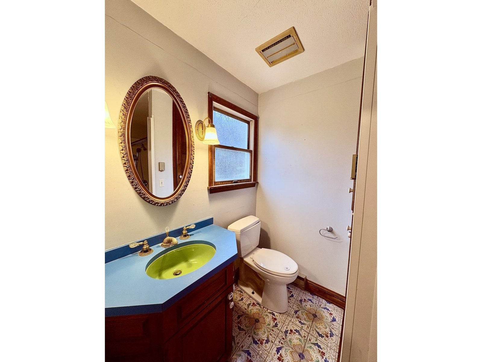Primary Bathroom, 1st Floor