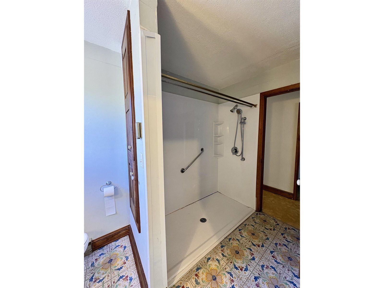Primary Bathroom, 1st Floor