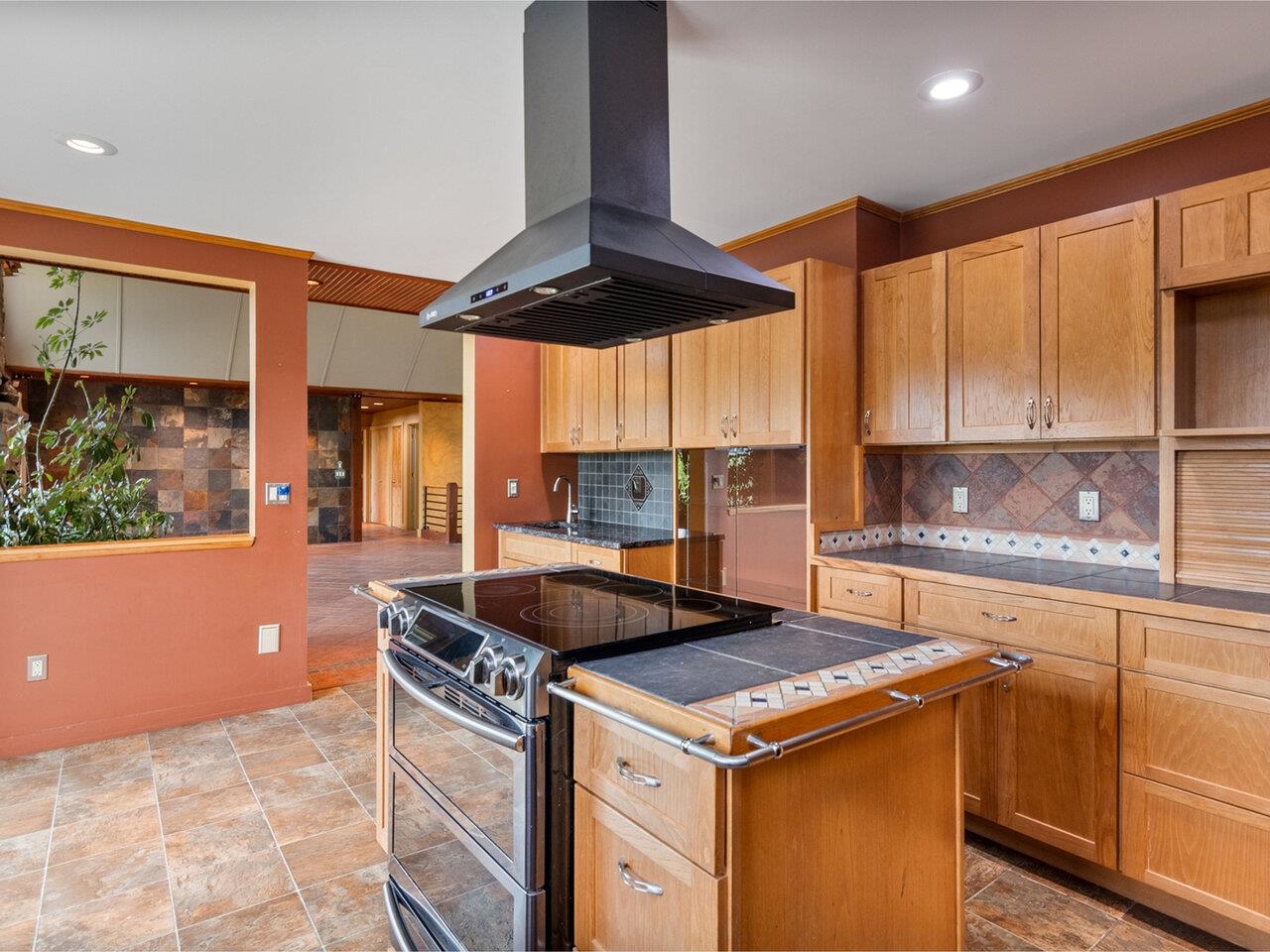 Nice appliances & range hood