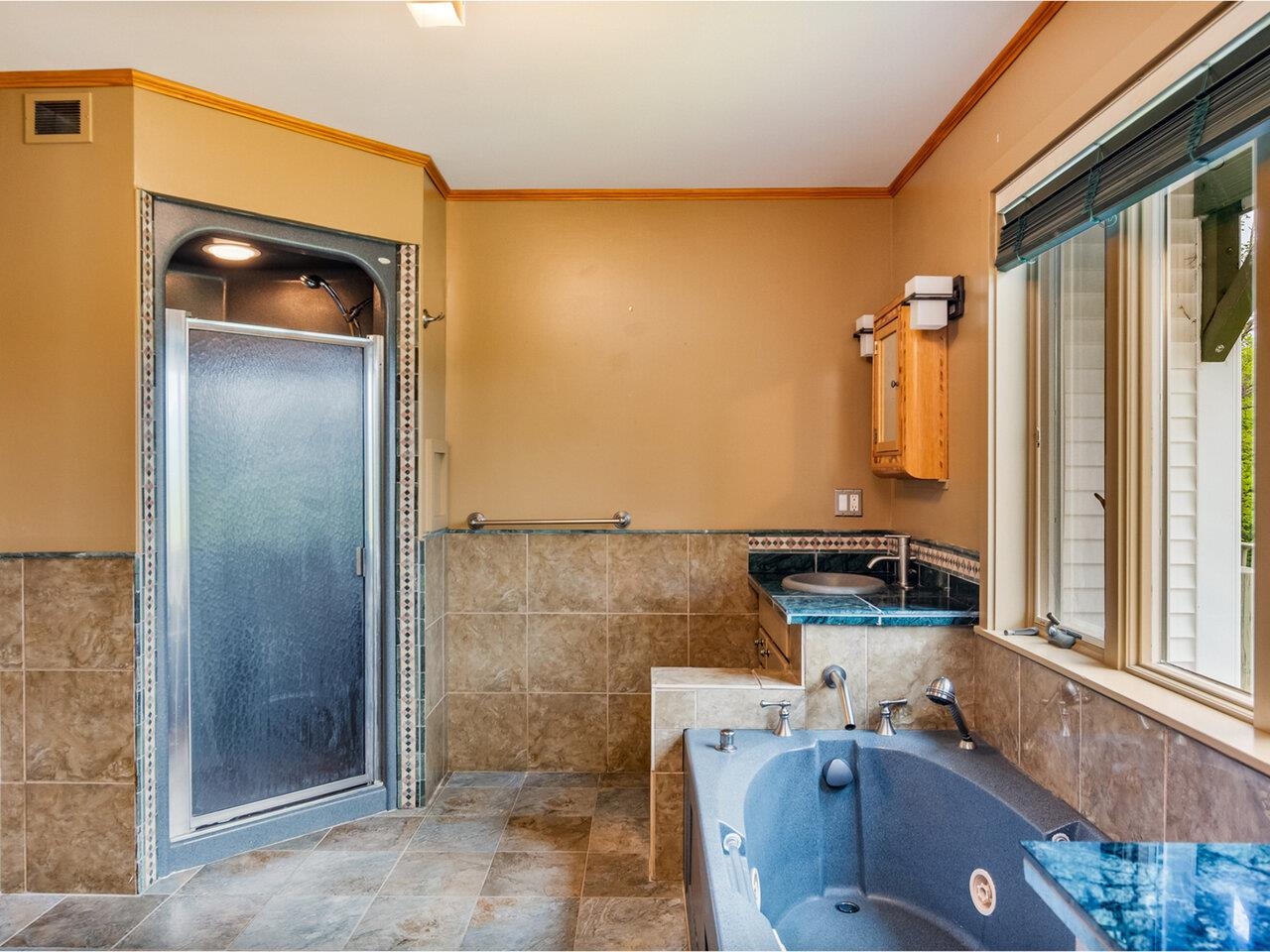 Jetted tub & double sinks!