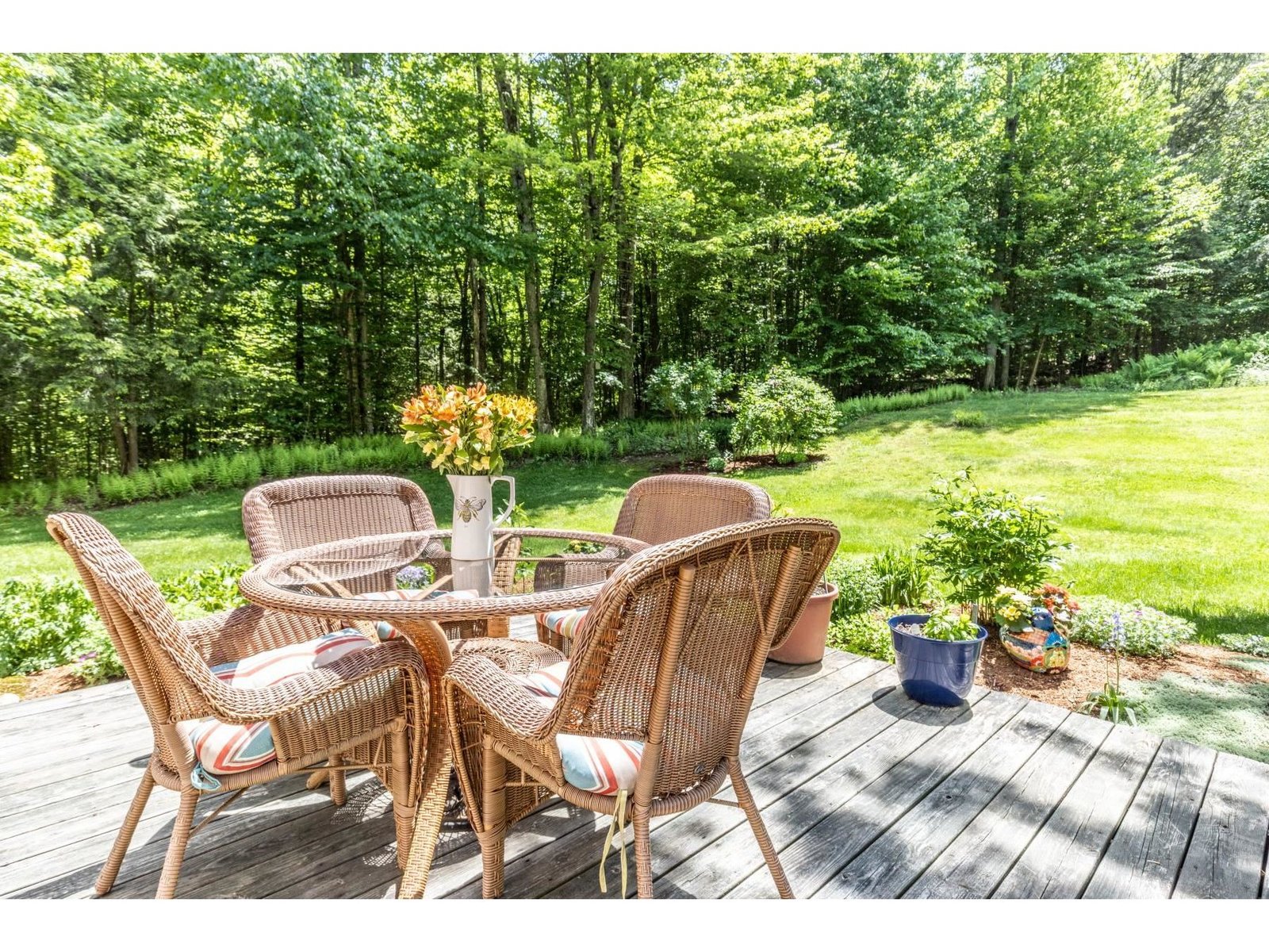 Side deck!  Come and sit!
