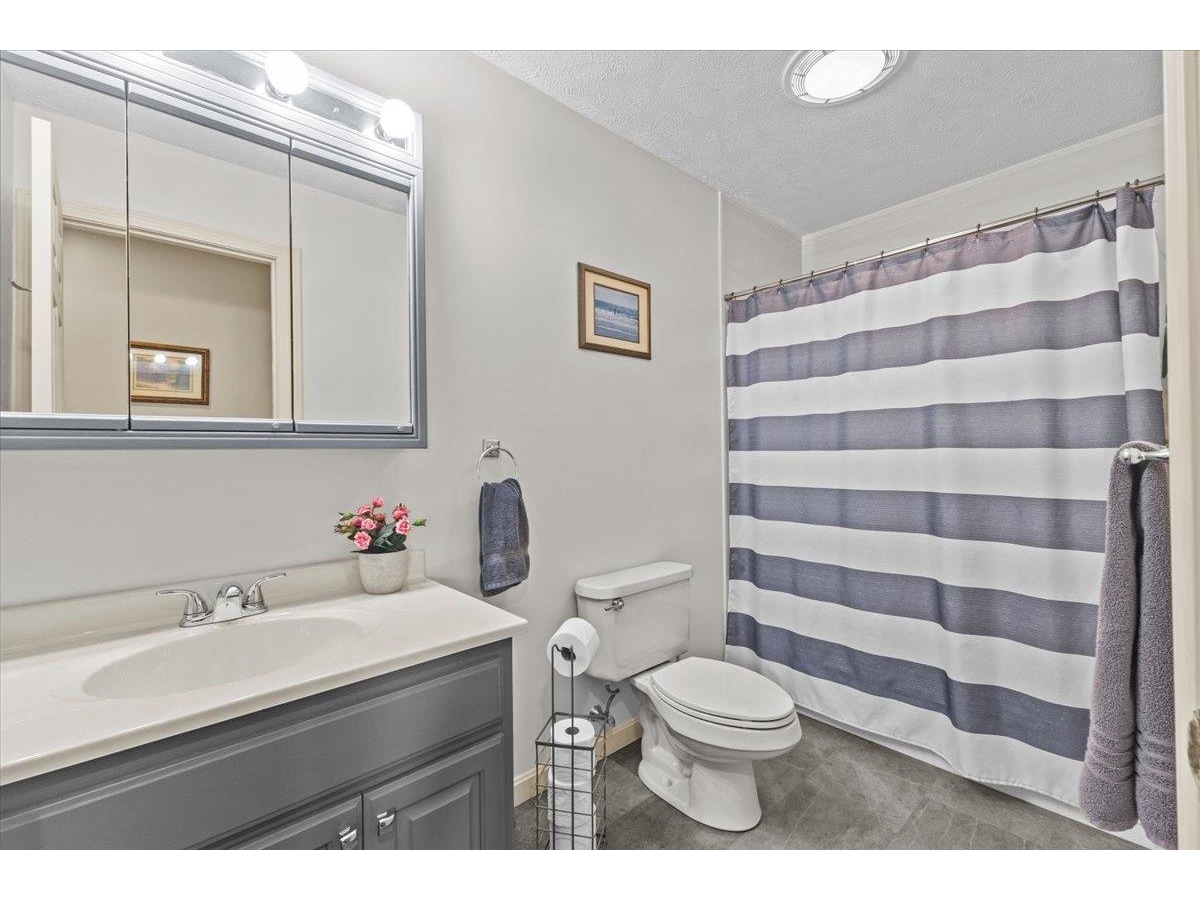 Full Bath in Hallway