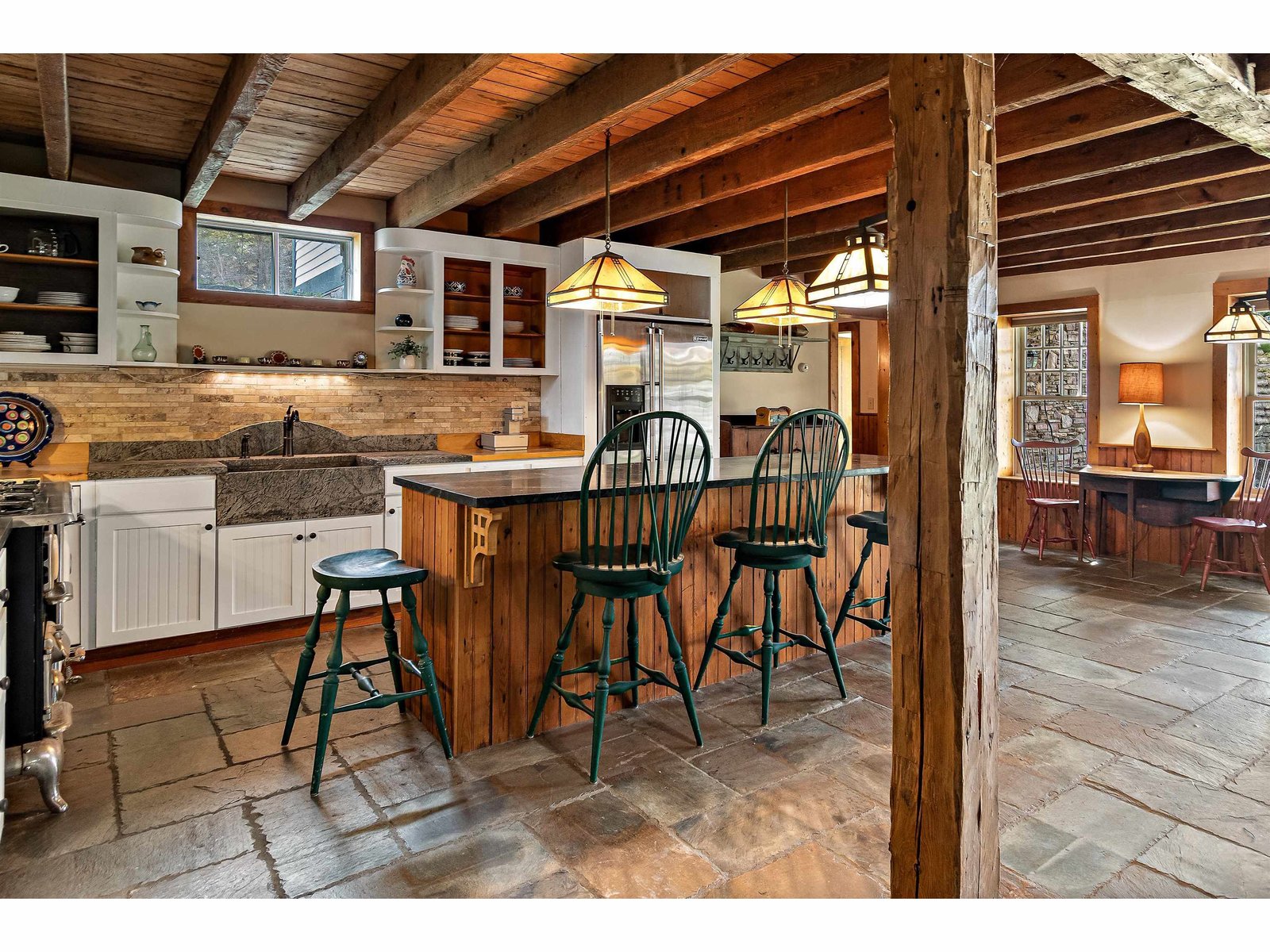 Basement: Kitchenette Ideal for Hosting