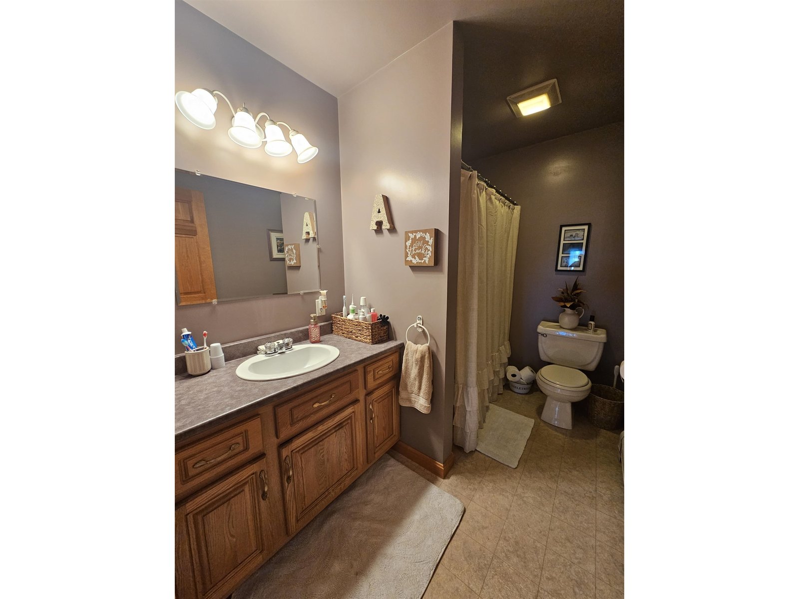Full Bathroom (2nd Floor)