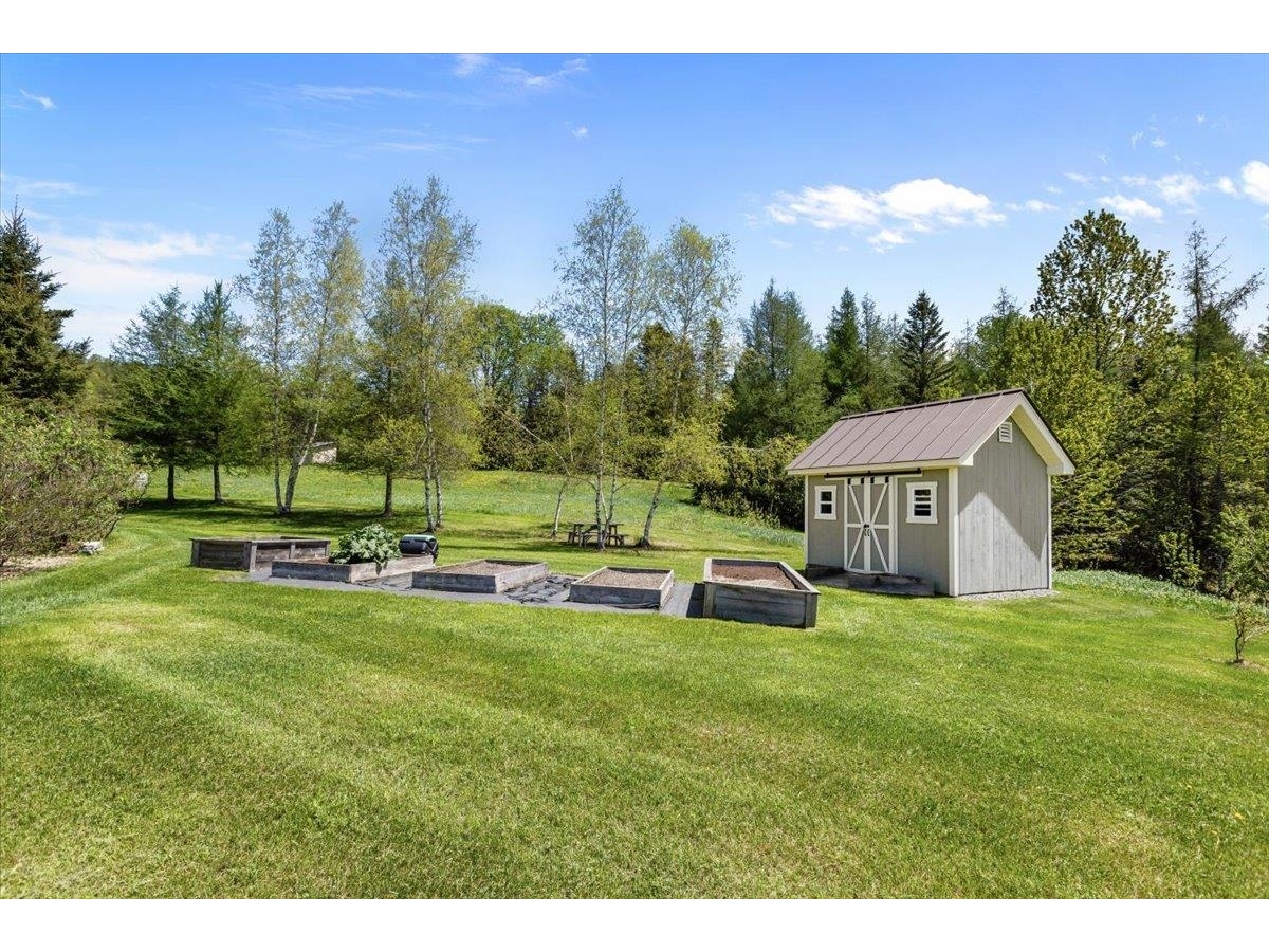 Garden shed, raised beds