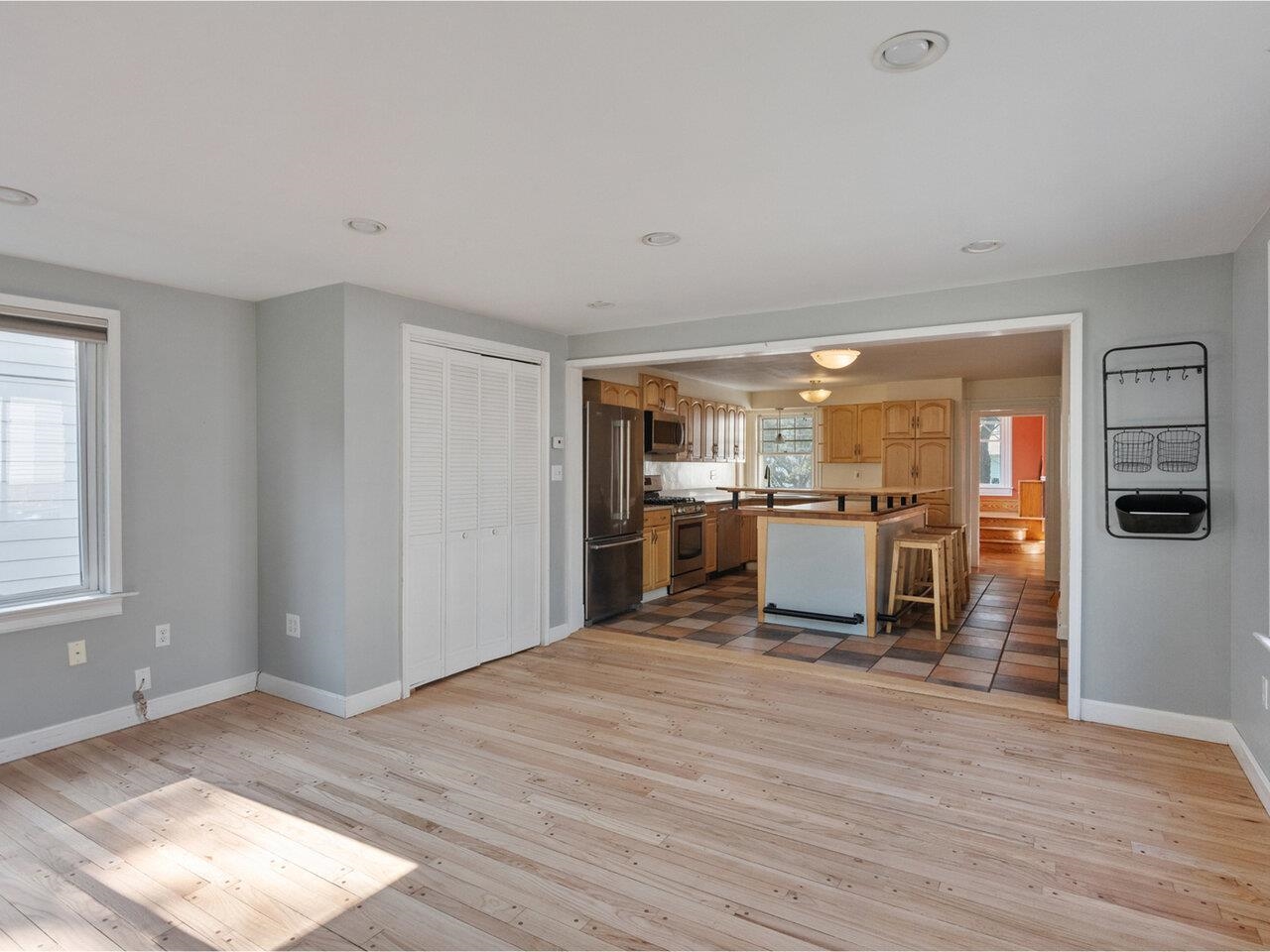 Family room flow to kitchen