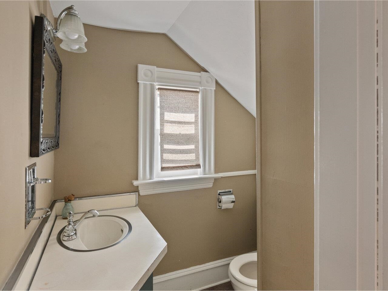 First floor 1/2 bathroom