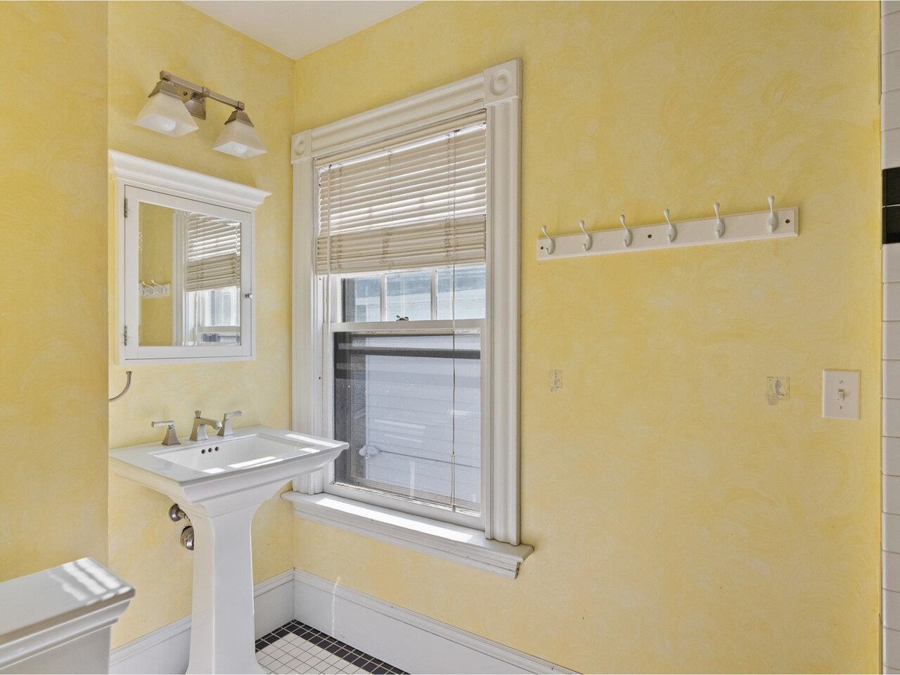2nd floor - 3/4 bathroom
