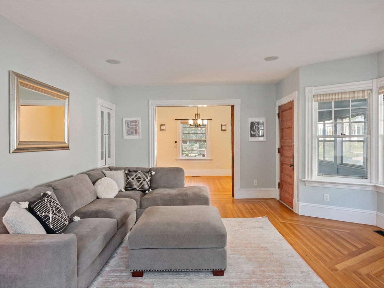 Open flow to formal dining