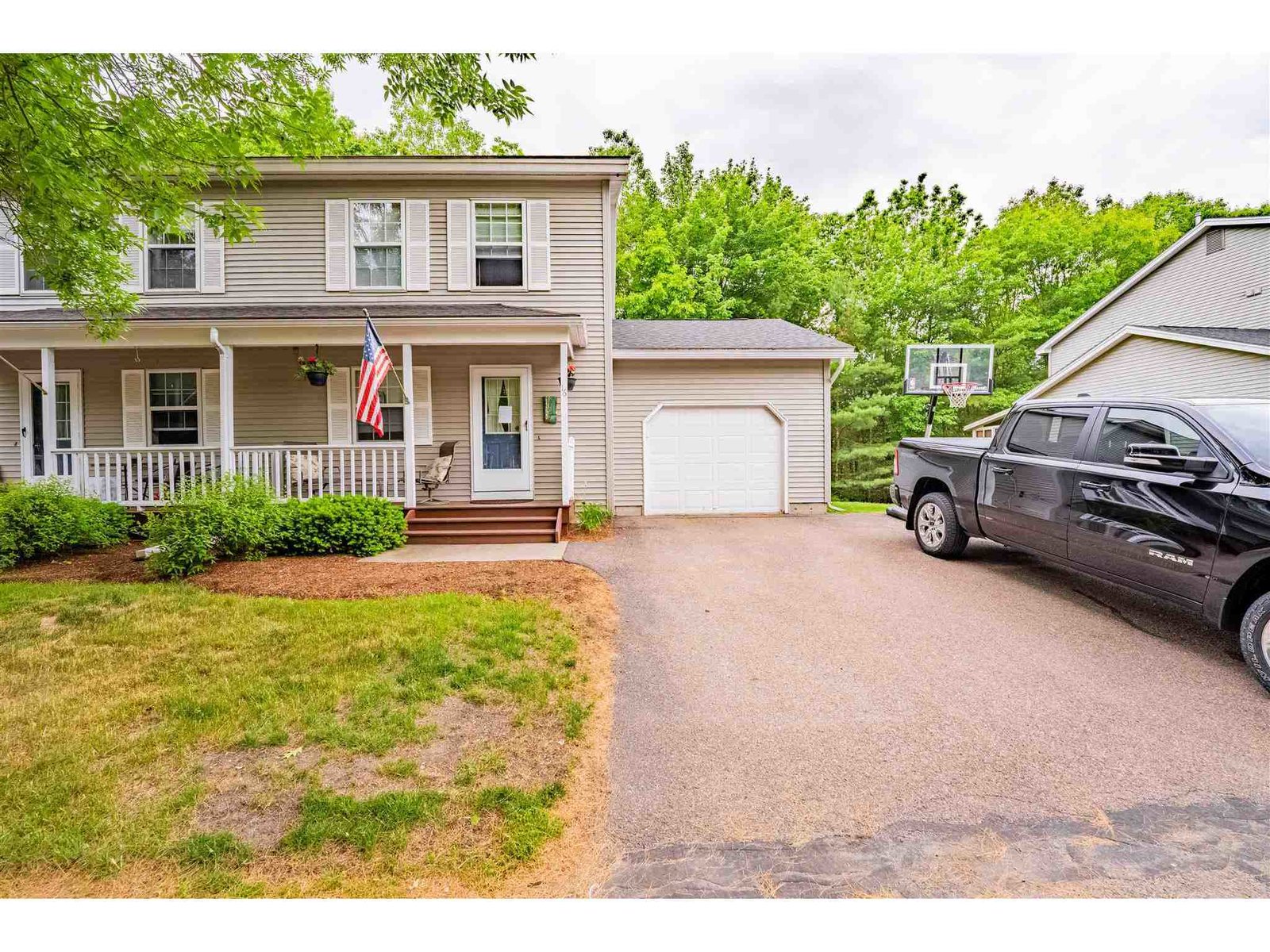 16 Pointe Drive