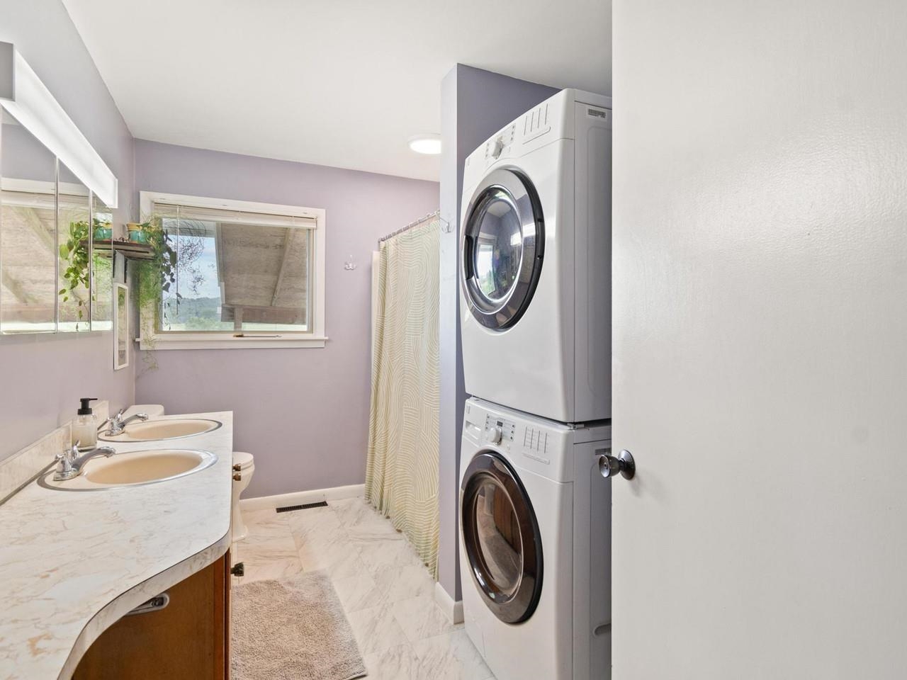 Full bathroom on upper level