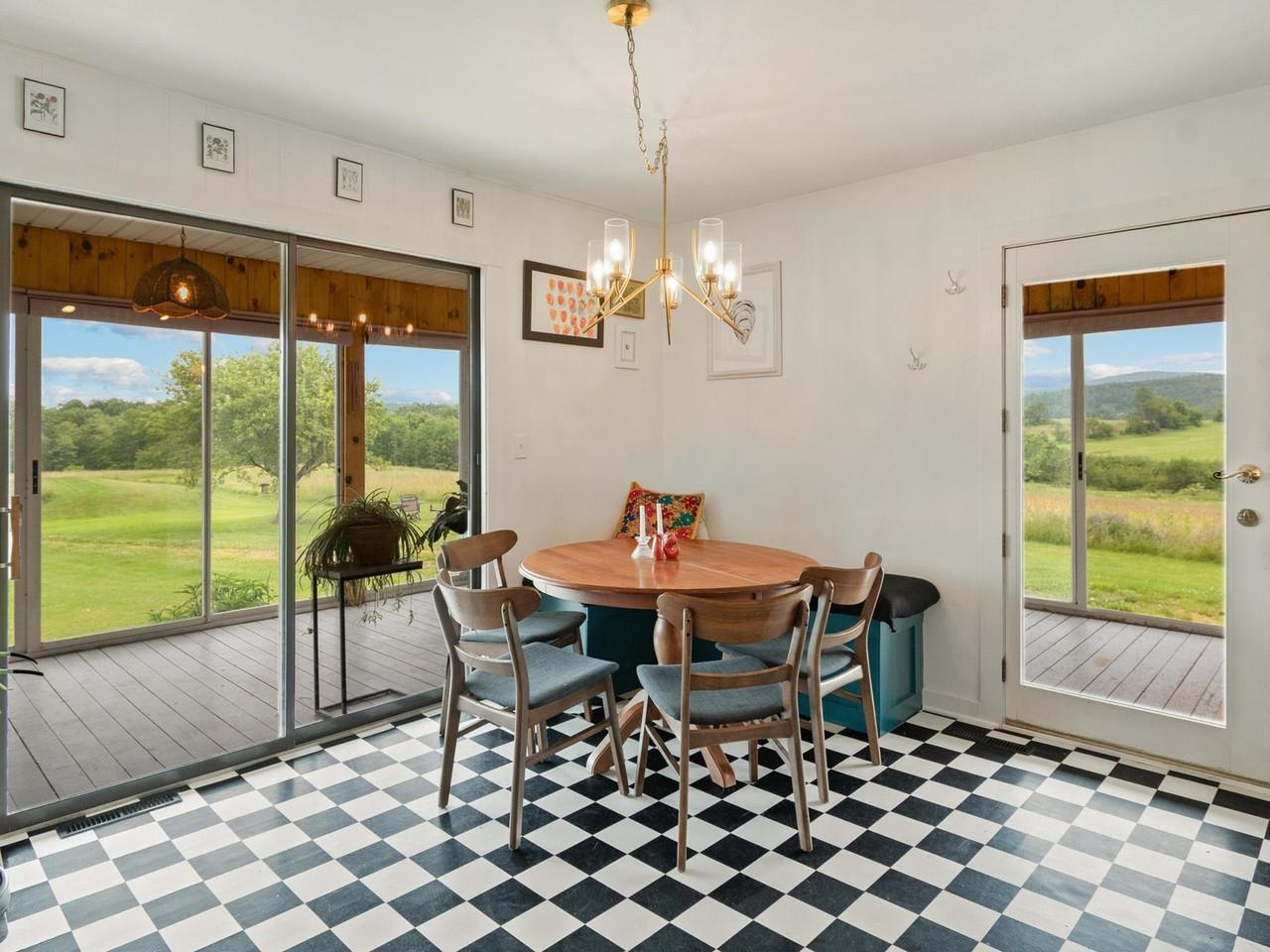 Eat-in kitchen area