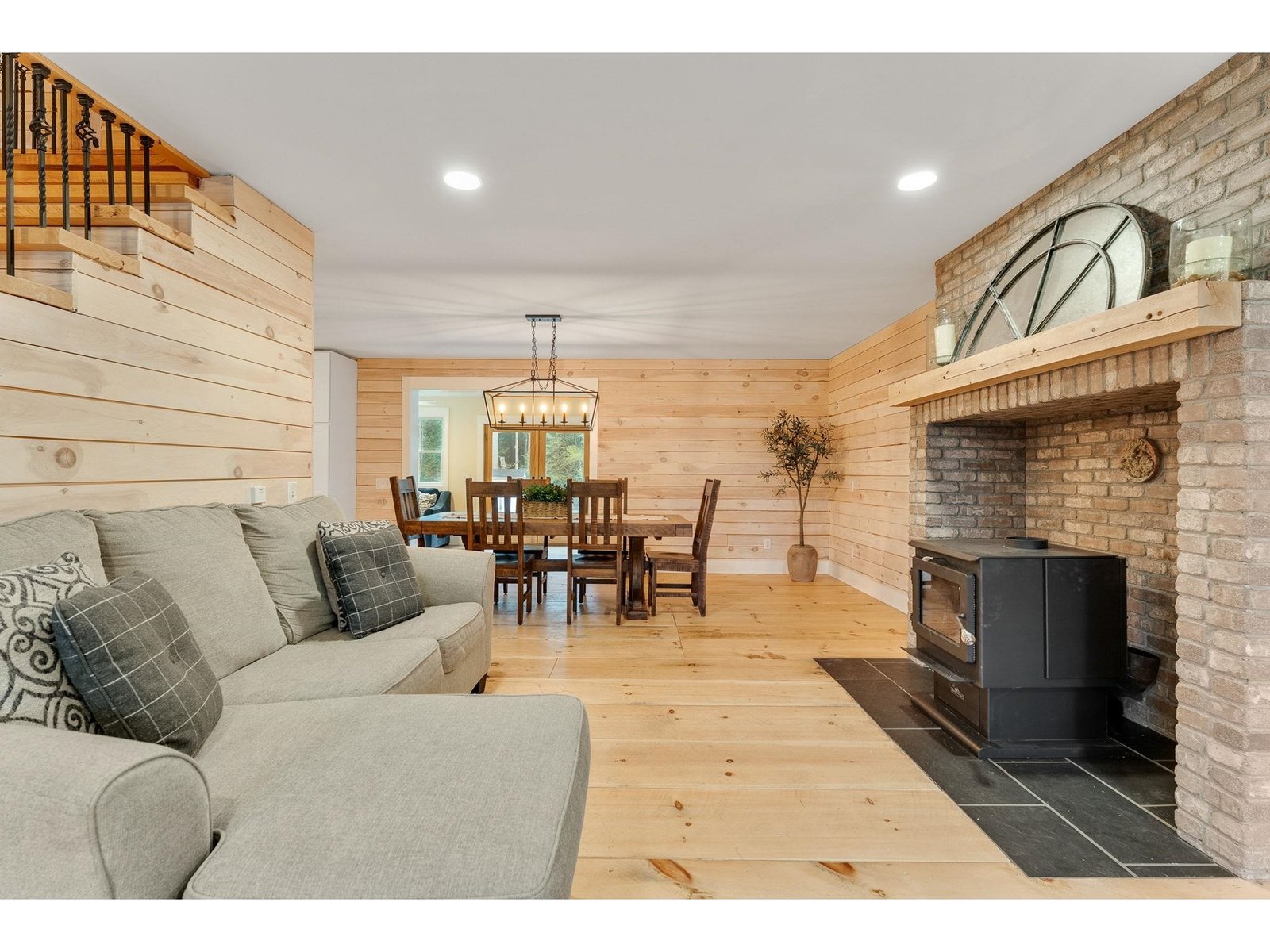 163 E Countryside Road