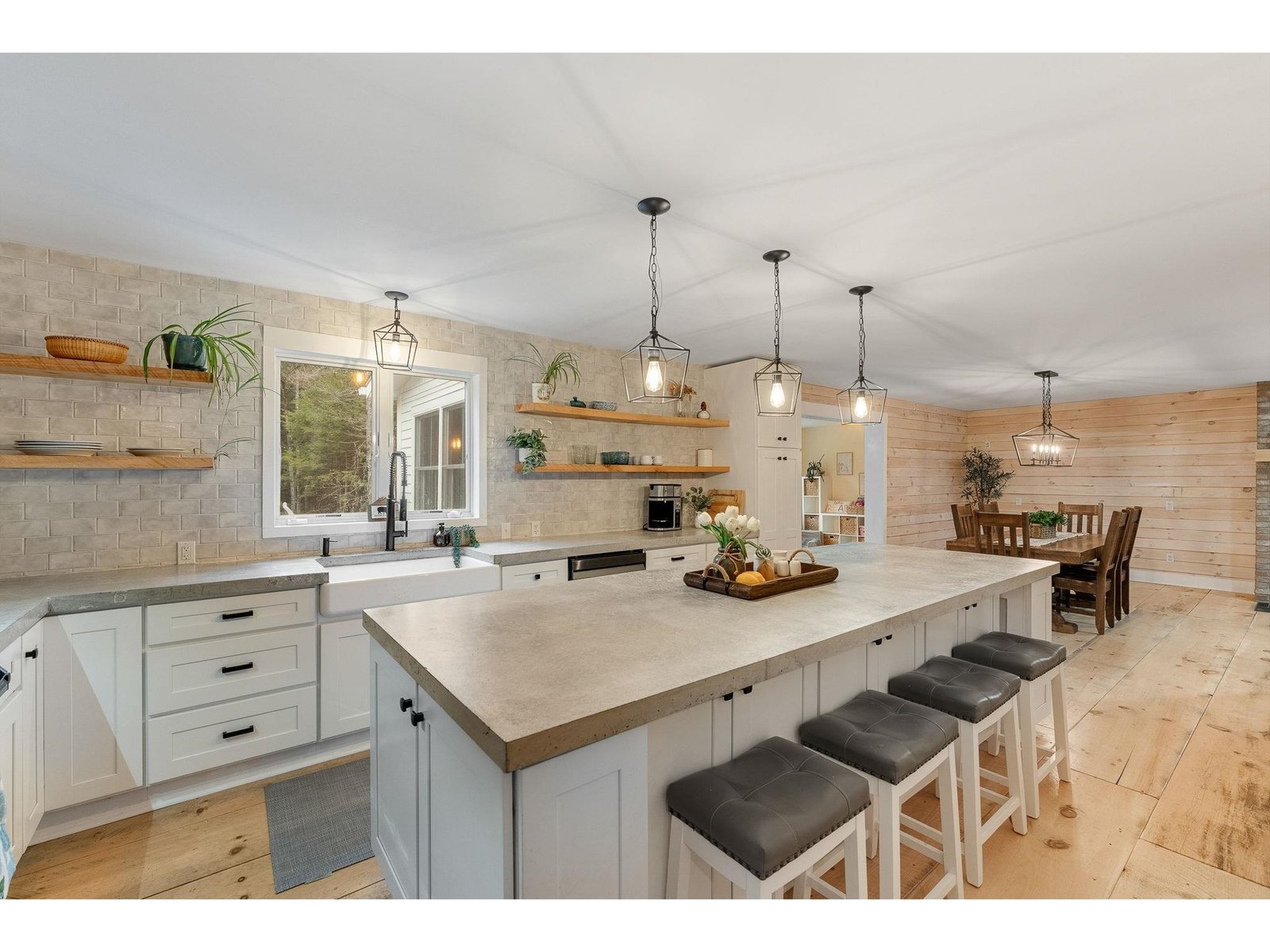 163 E Countryside Road
