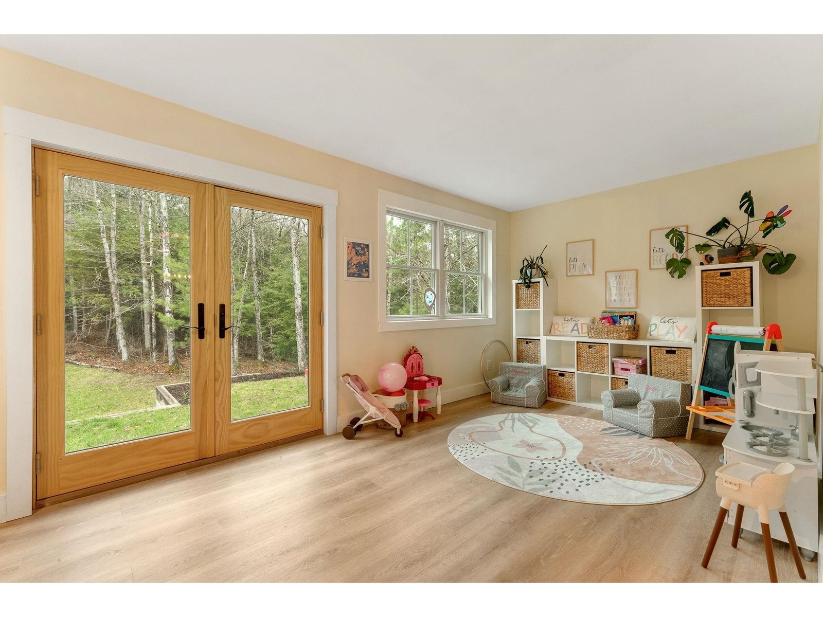 163 E Countryside Road