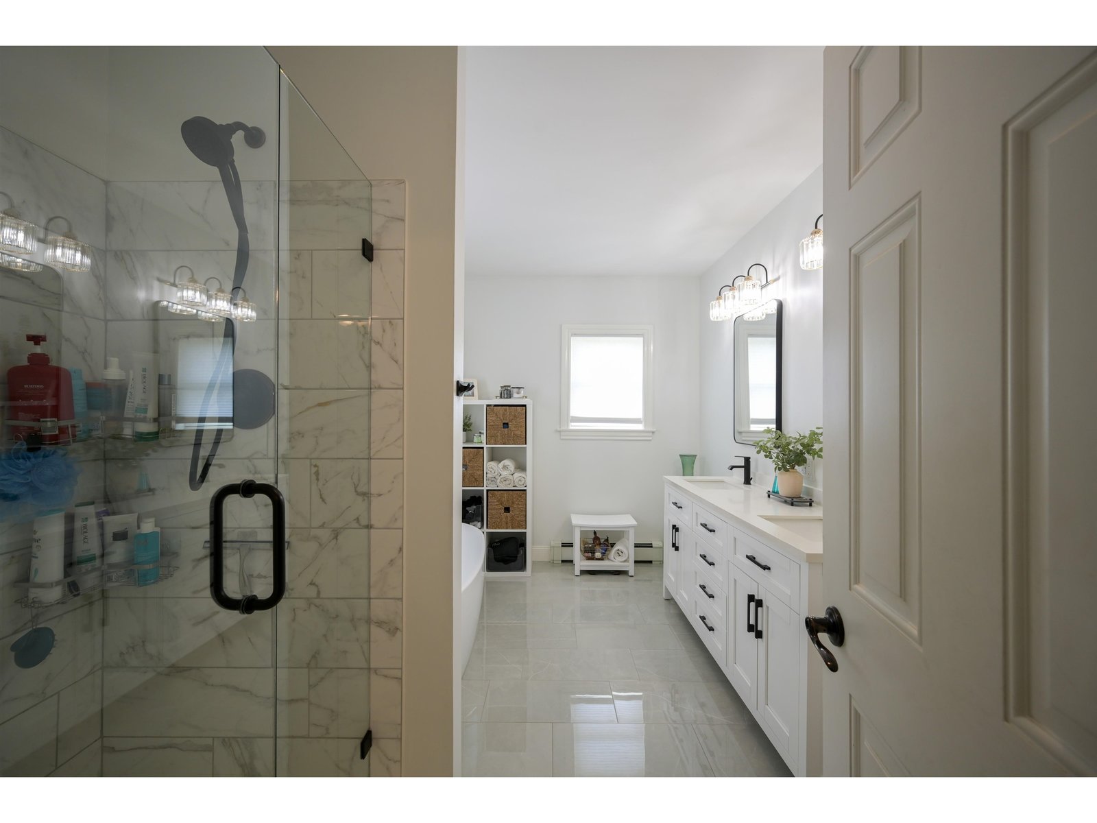 Primary bedroom en suite